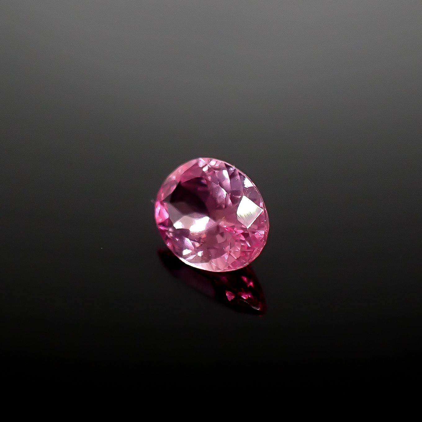 ピンクスピネル(宝石名ピンク・スピネル)ビルマ/マダガスカル産 0.850ct ソ付(彩珠)[250730809]7.1x5.3mm前後