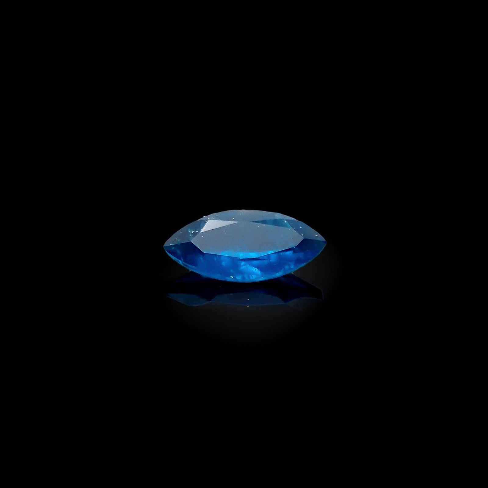 アウイナイト フルオレッセンス(宝石名アウイナイト)ドイツ産 識別済 0.098ct / 5.1x2.5mm前後 [260527505]