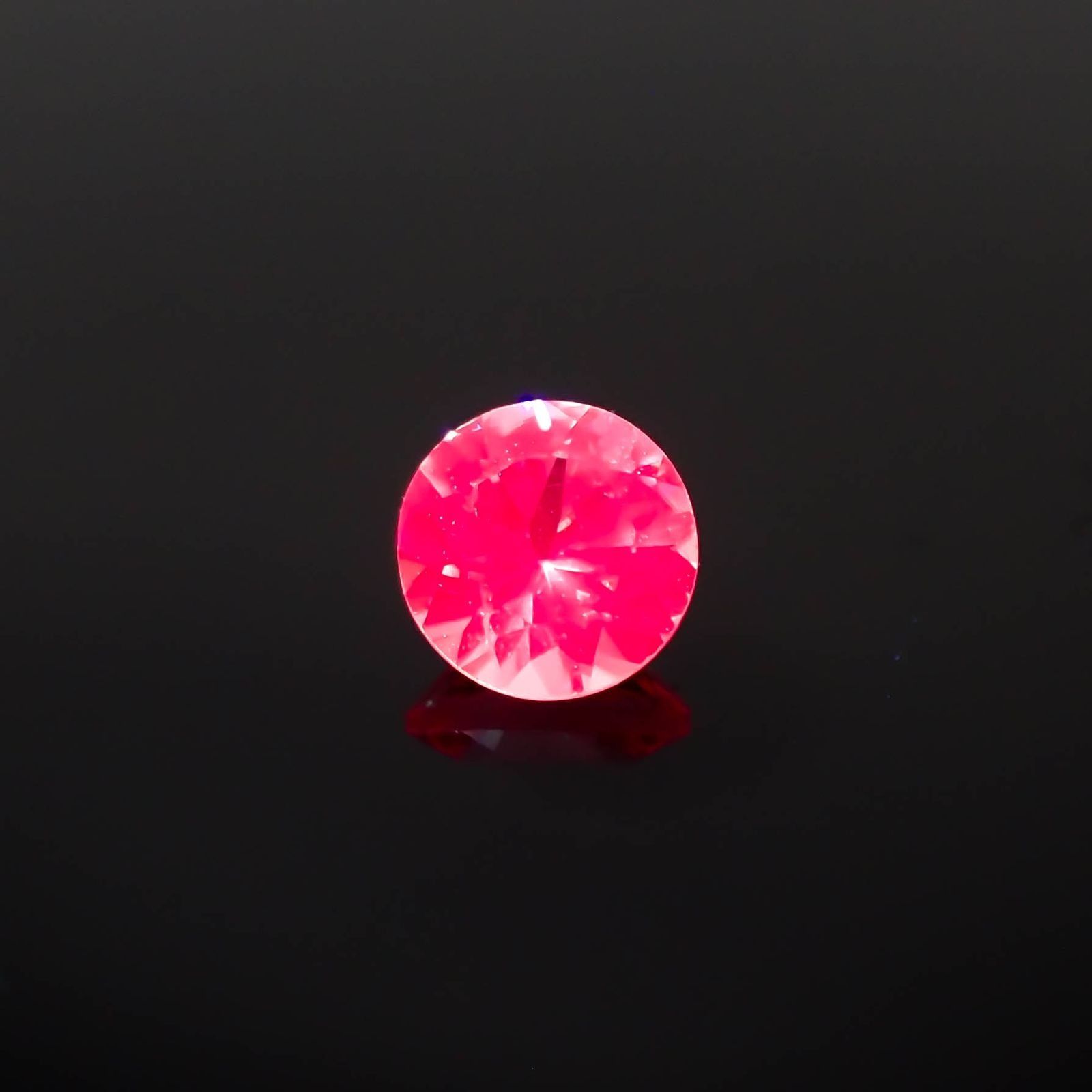 シルキーピンクスピネル タンザニア産 0.38ct / 4.3x4.3mm前後 [230421581]