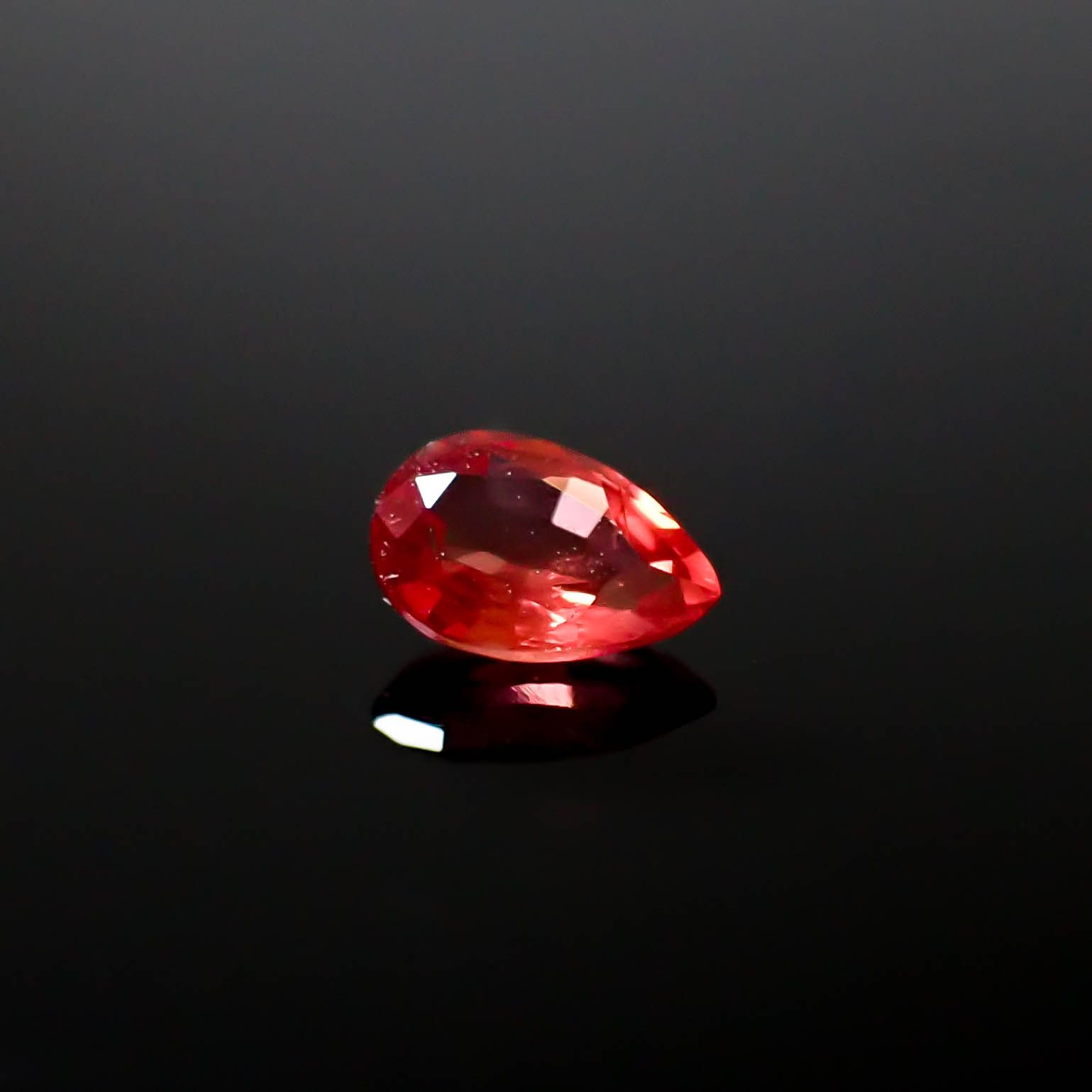 オレンジスピネル タンザニア産 0.39ct [250530341]5.7x3.8mm前後