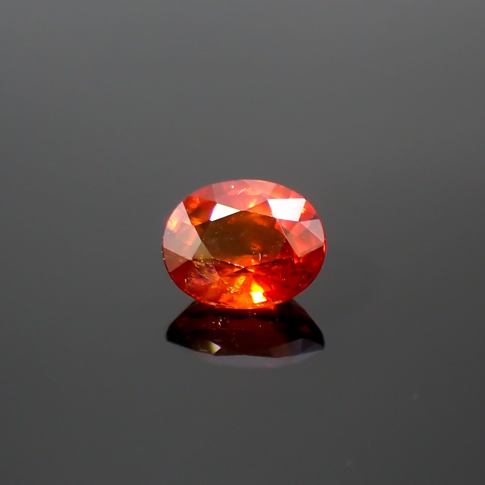 クリノヒューマイト(宝石名クリノヒューマイト)パキスタン産 0.52ct 識別済[220115582]5.4x4.4mm前後