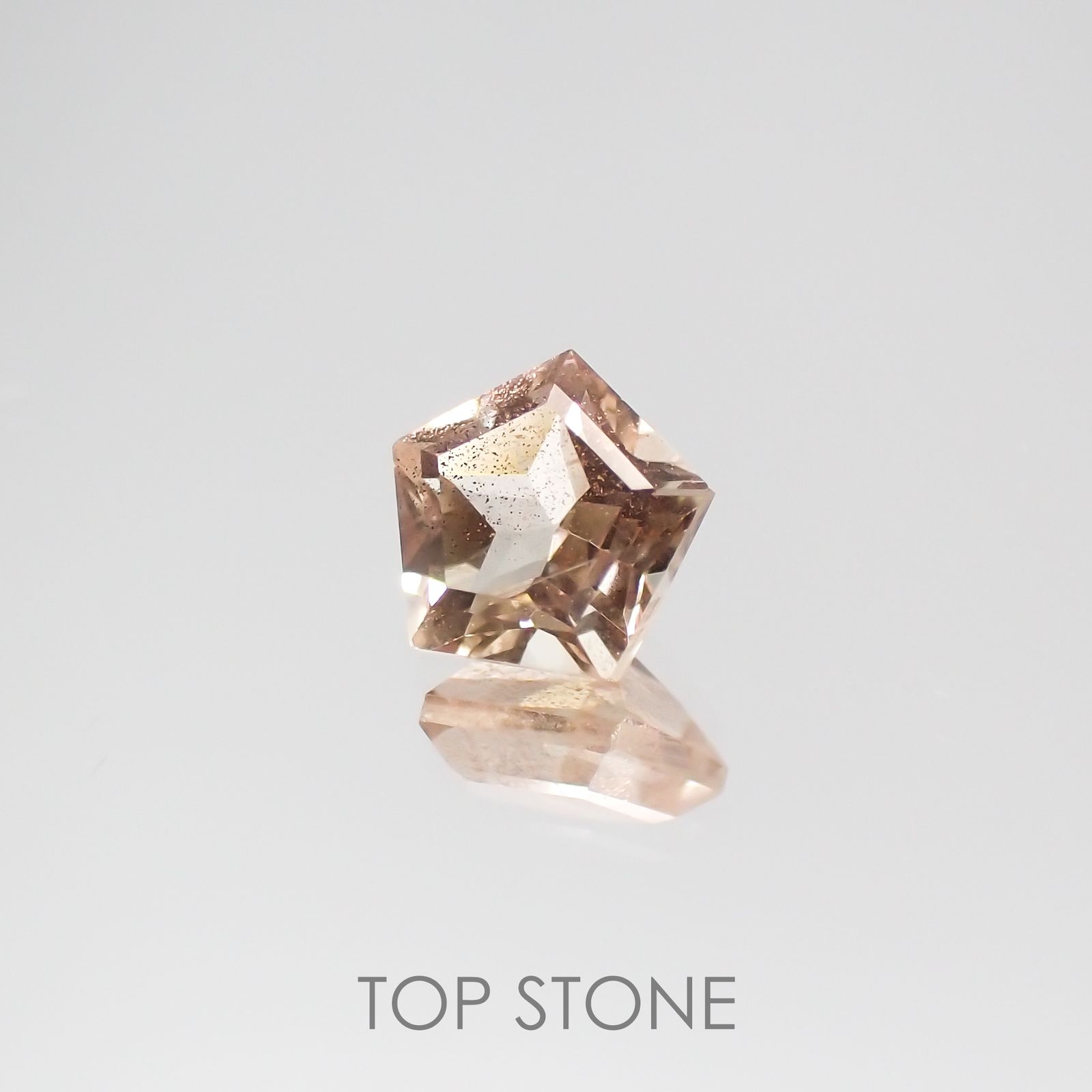 ◇ペンタゴンカット◇オレゴンサンストーンSA(宝石名ラブラドライト) アメリカ・オレゴン州産 0.36ct 識別済[210610971]4.7×4.9mm前後