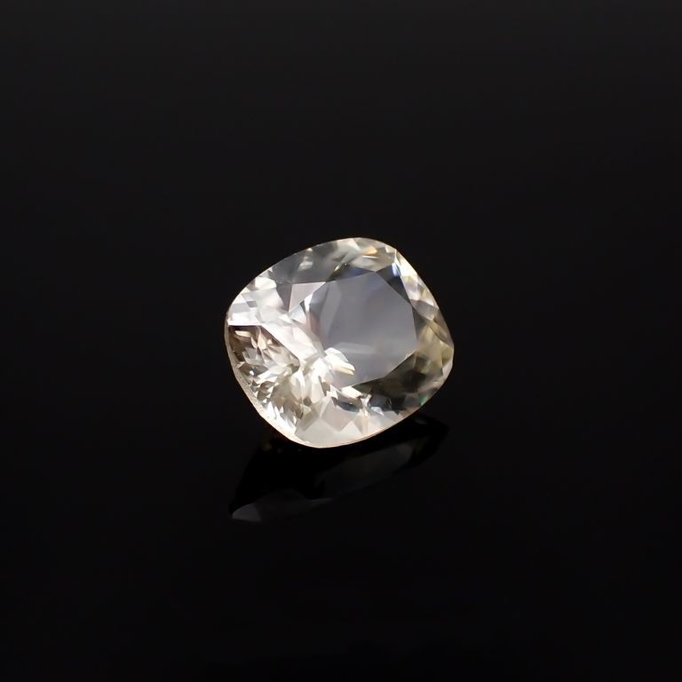 アラゴナイト フォスフォレッセンス(宝石名フォスフォレッセンス・アラゴナイト)チェコ共和国産 2.21ct 識別済[221119081]9.2x7.7mm前後