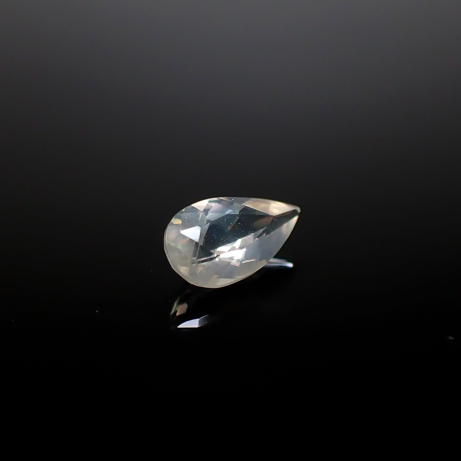 リューサイト 遊色効果あり イタリア産 0.83ct [250730645]9.4x5.1mm前後