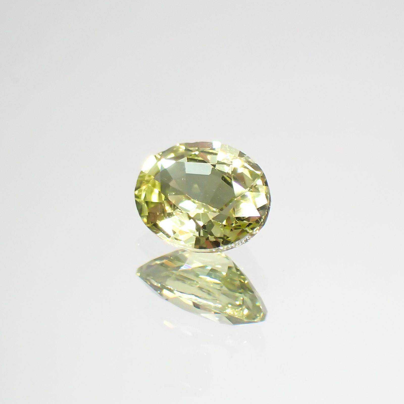 クリソベリル(宝石名クリソベリル)マダガスカル産 0.70ct 識別済[220114486]6.2x4.9mm前後