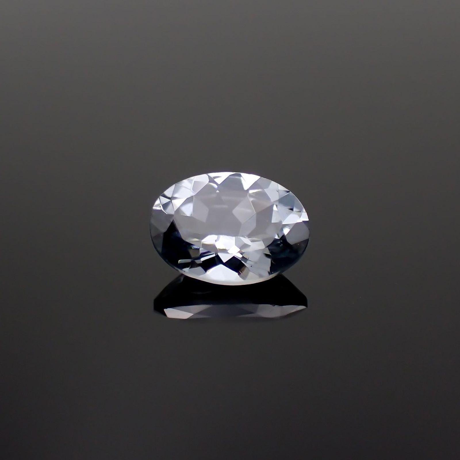 グレースピネル タンザニア産 0.94ct / 7.1x5.2mm前後 [251021550]