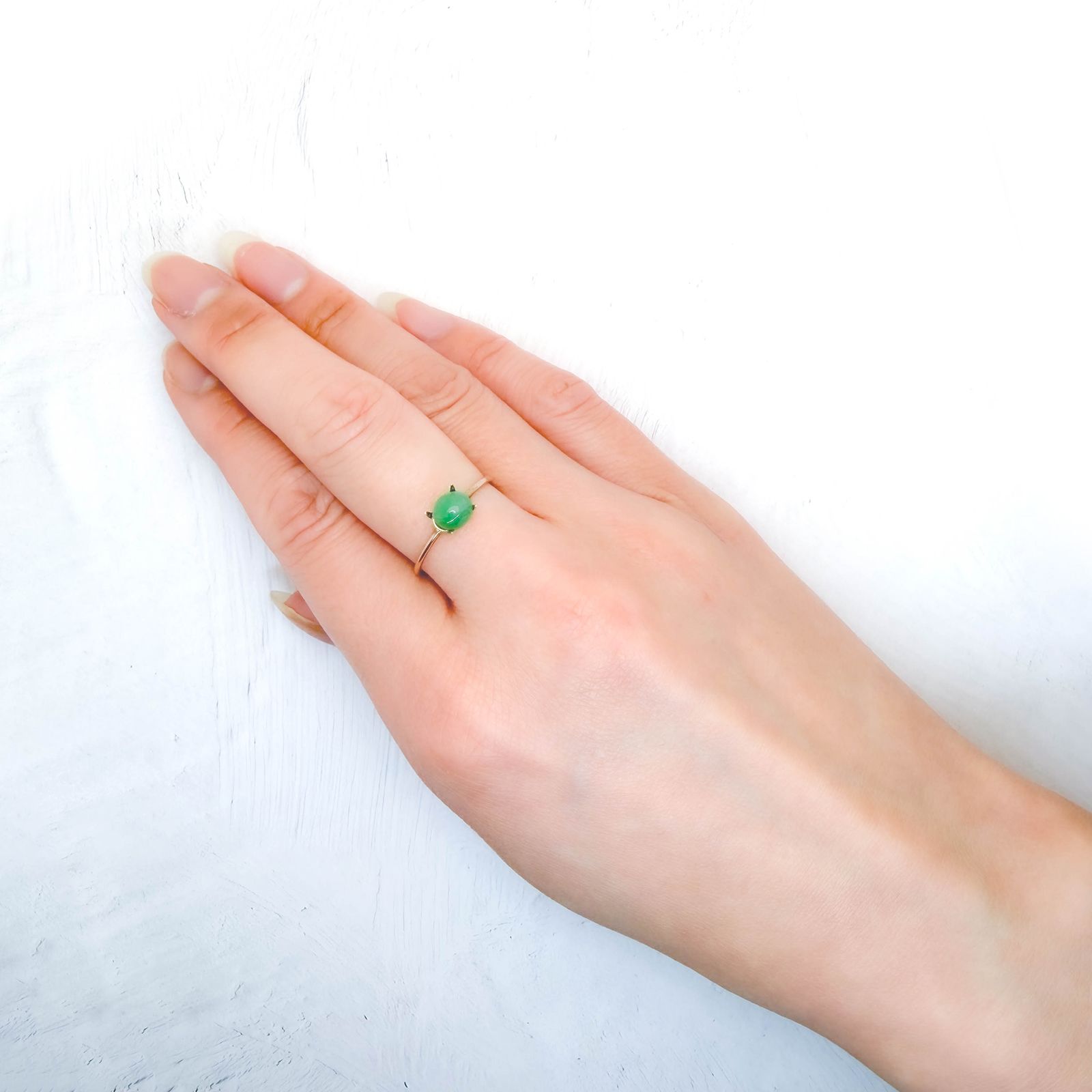翡翠 ビルマ産 0.68ct / 5.9x5.2mm前後 [260532116]