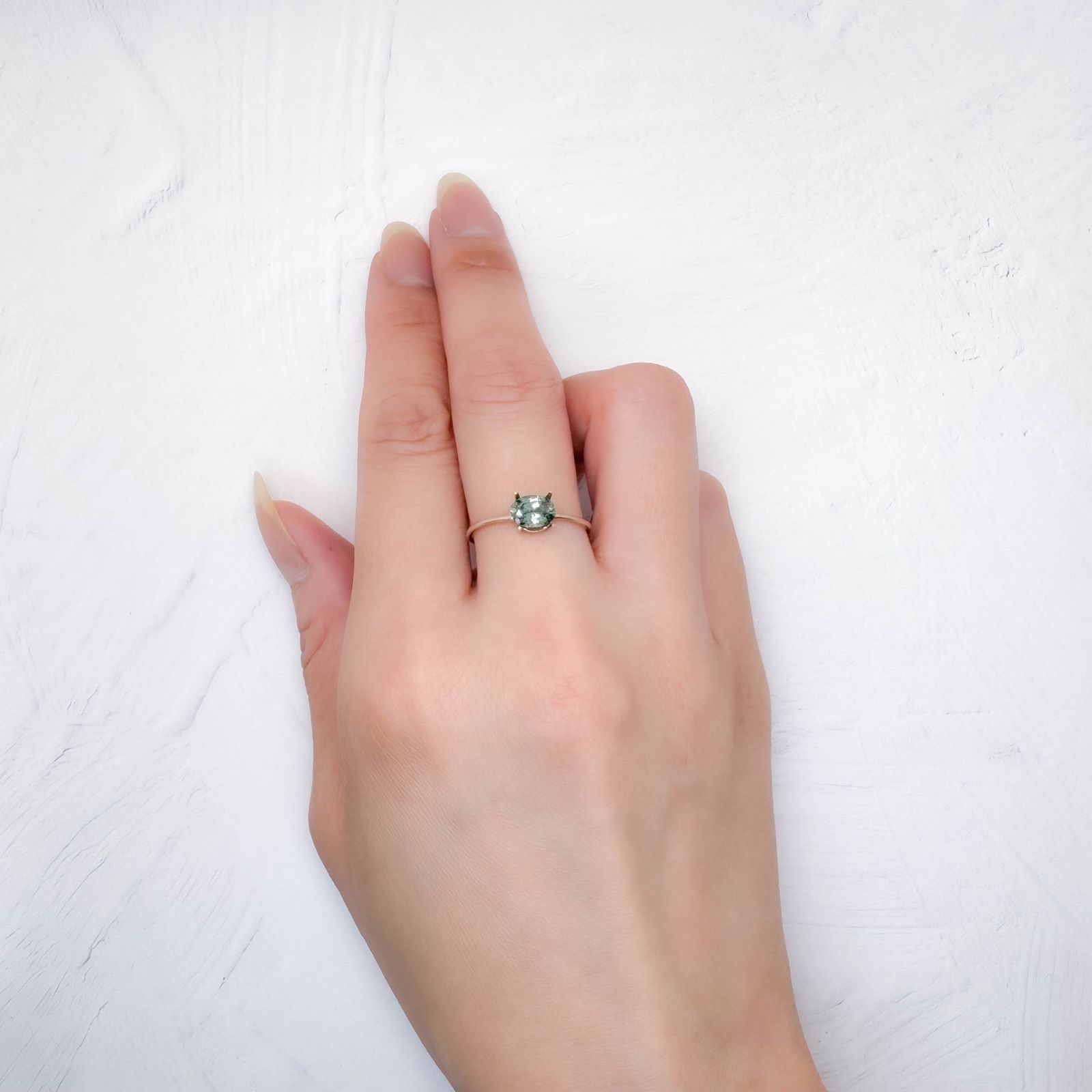 モンタナサファイア(宝石名ブルー・サファイア) アメリカ・モンタナ州産 0.850ct ソ付(彩珠)[25019465]6.6×4.6mm前後