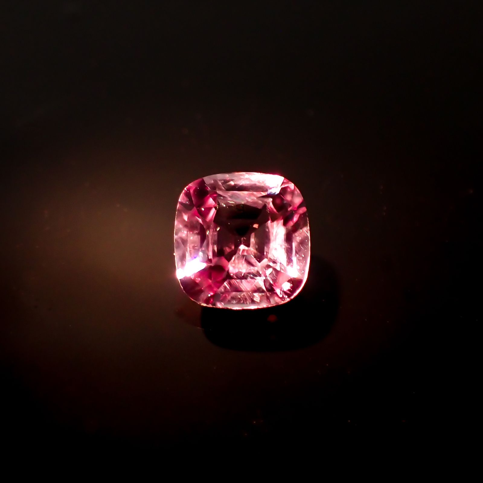 カラーシフト ピンクダイアスポア(宝石名ダイアスポア)アフガニスタン産 0.875ct ソ付(日独)[231124289]6x5.8mm前後