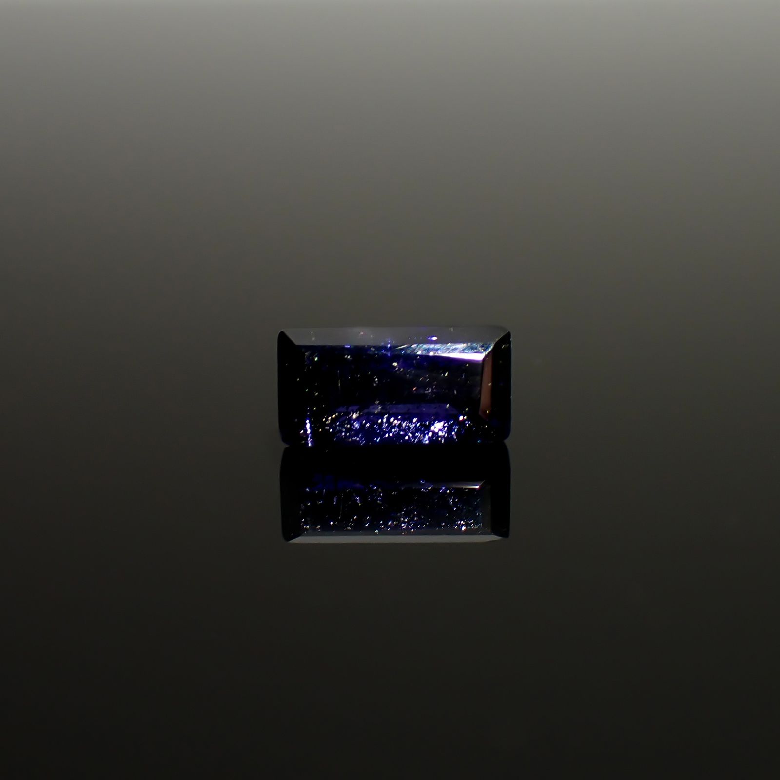 アイオライトサンストーン インド/ブラジル産 1.08ct / 8x4.1mm前後 [260932637]