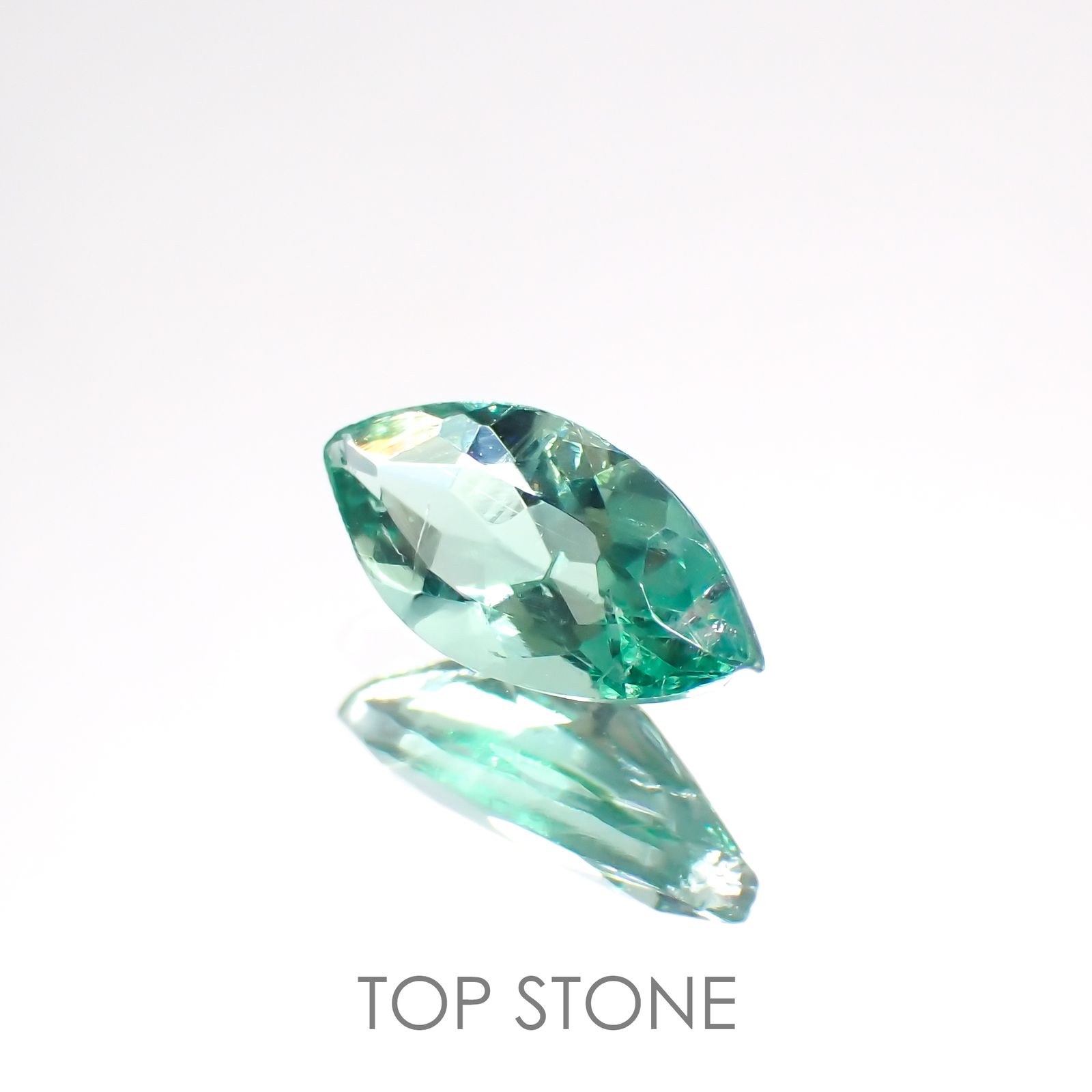フローライト フルオレッセンス(宝石名フルオライト)イギリス・ロジャリー鉱山産 0.95ct 識別済[211113785]9.5x4.6mm前後