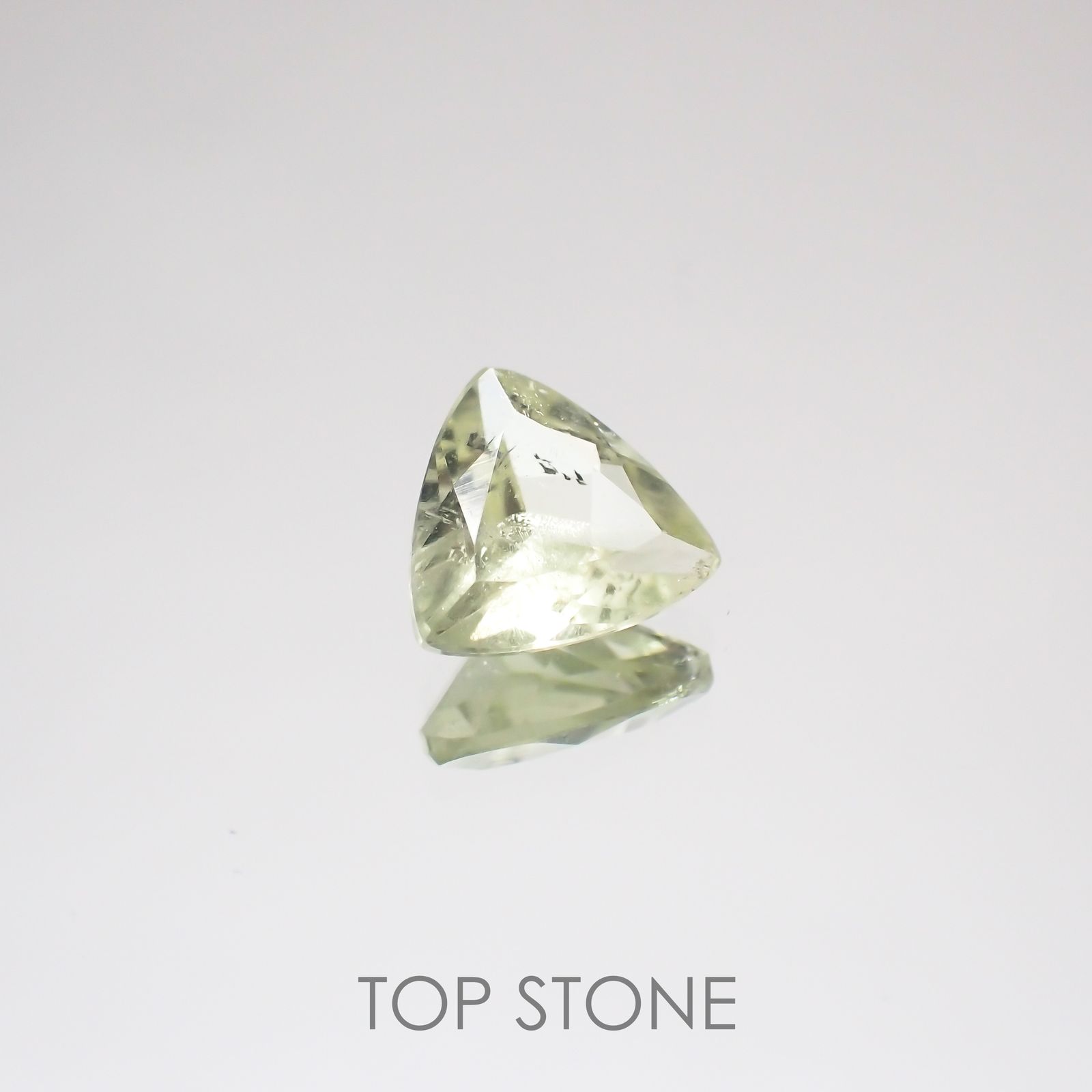 ブラジリアナイト(宝石名ブラジリアナイト) ブラジル産 0.94ct 識別済[210510747]6.9×7.1mm前後