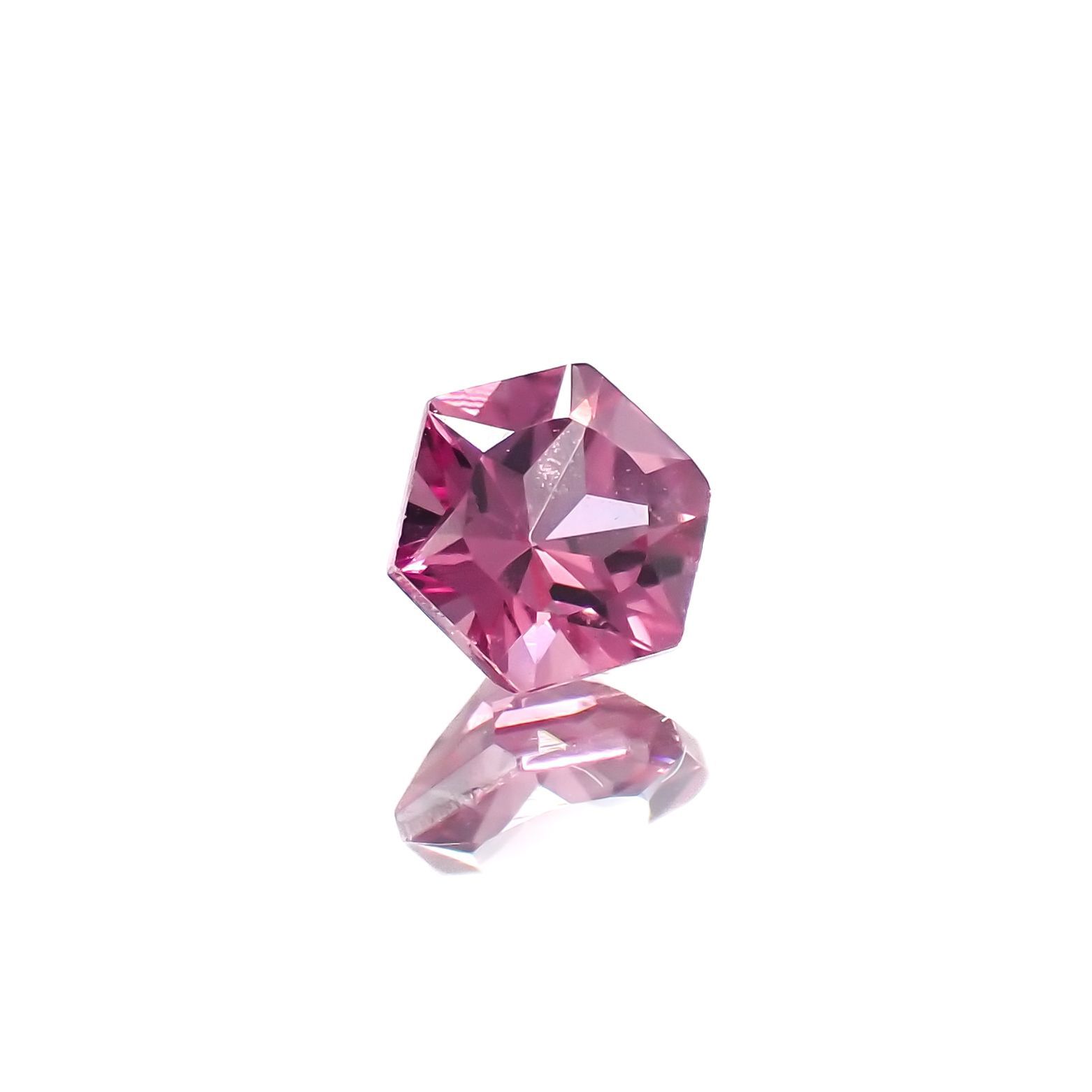 ◇ヘキサゴンカット◇カラーシフトマラヤガーネットSA(宝石名ガーネット)タンザニア産 0.37ct 識別済[220918042]4.1x4.1mm前後