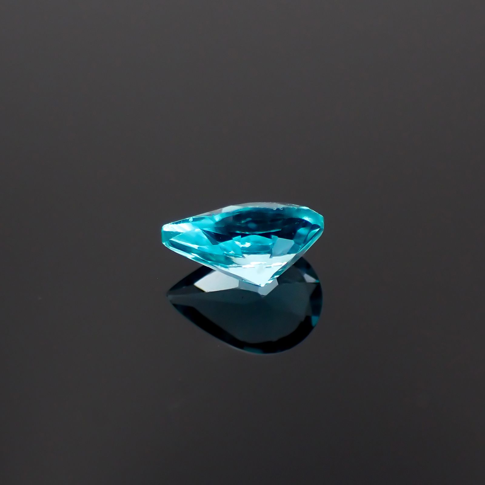 アパタイト(宝石名アパタイト)ブラジル産 0.67ct 識別済[231023843]6.8x4.8mm前後