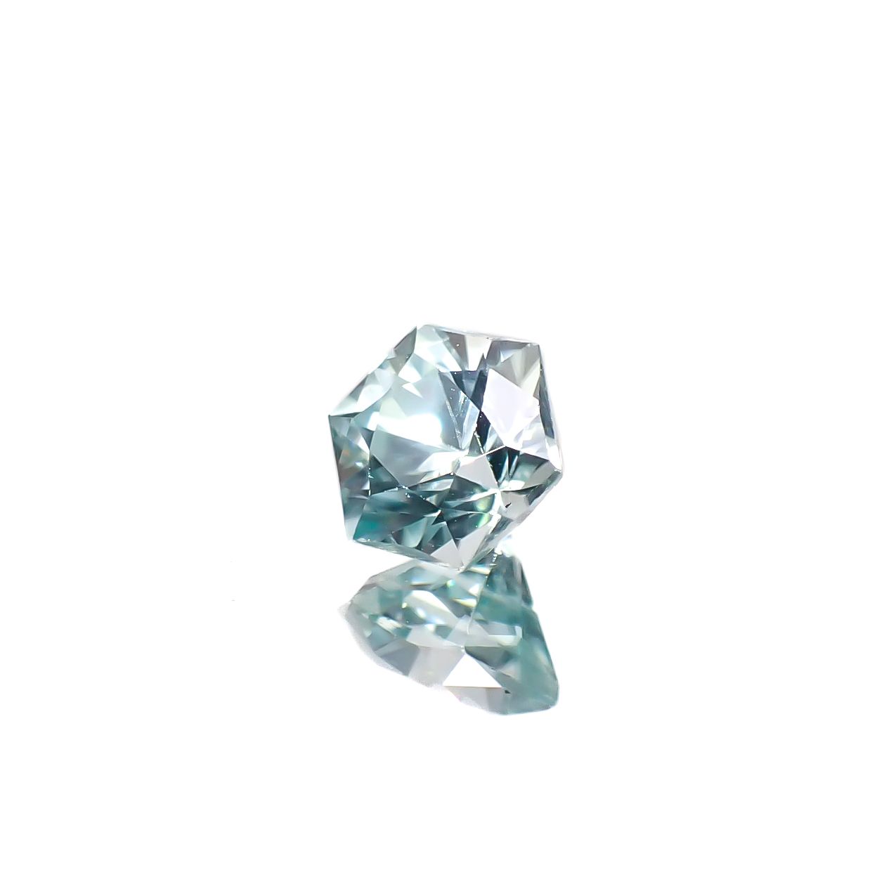 ◇ヘキサゴンカット◇アイスブルージルコン(宝石名ジルコン)カンボジア産 0.84ct 識別済[220717166]4.9x4.8mm前後