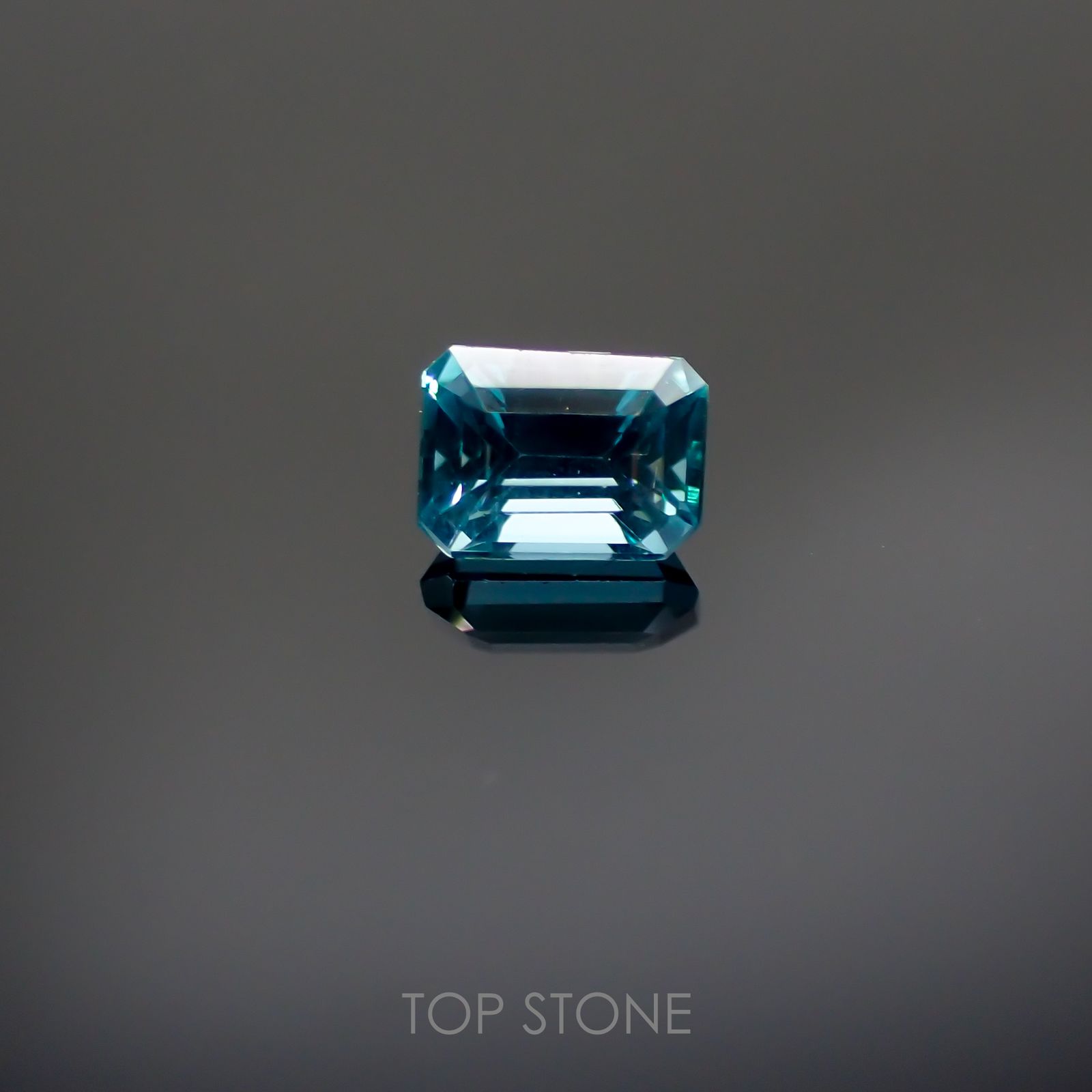 アパタイト(宝石名アパタイト) マダガスカル産 0.63ct 識別済[211013526]5.5×4mm前後