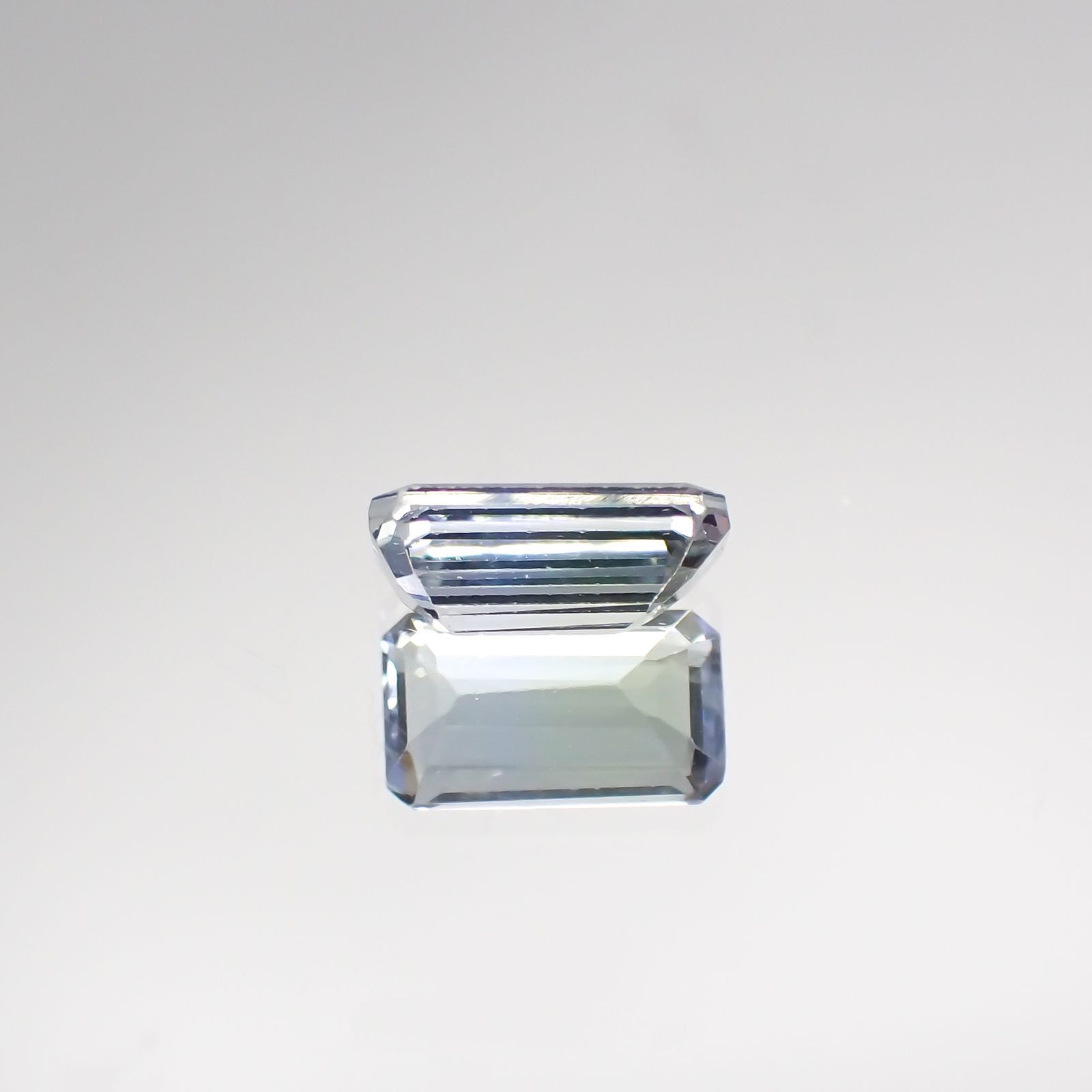 パーティカラータンザナイト(宝石名パーティカラード・ゾイサイト) タンザニア産 0.600ct ソ付(彩珠)[210711578]6.4×3.6mm前後