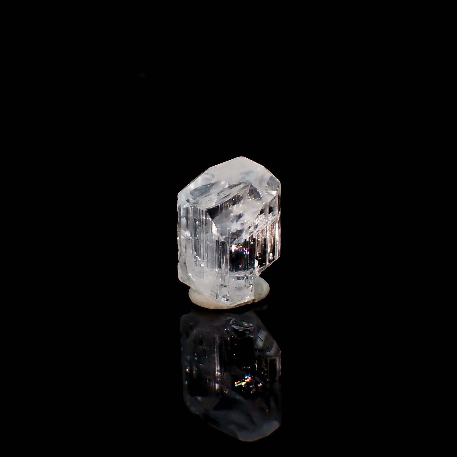 ダンビュライト原石 メキシコ産 11.67ct / 16.1x11.5mm前後 [260532169]