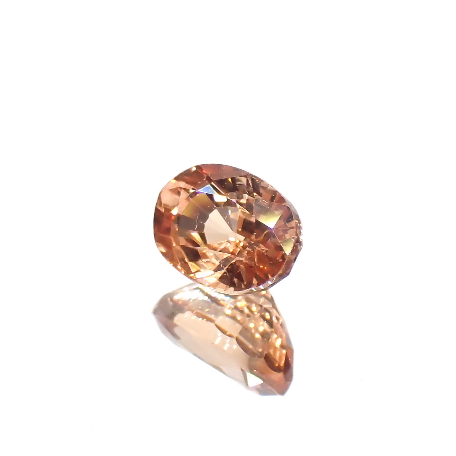 カラーチェンジマラヤガーネット(宝石名ガーネット)タンザニア産 1.05ct 識別済[230421640]6.6x4.6mm前後