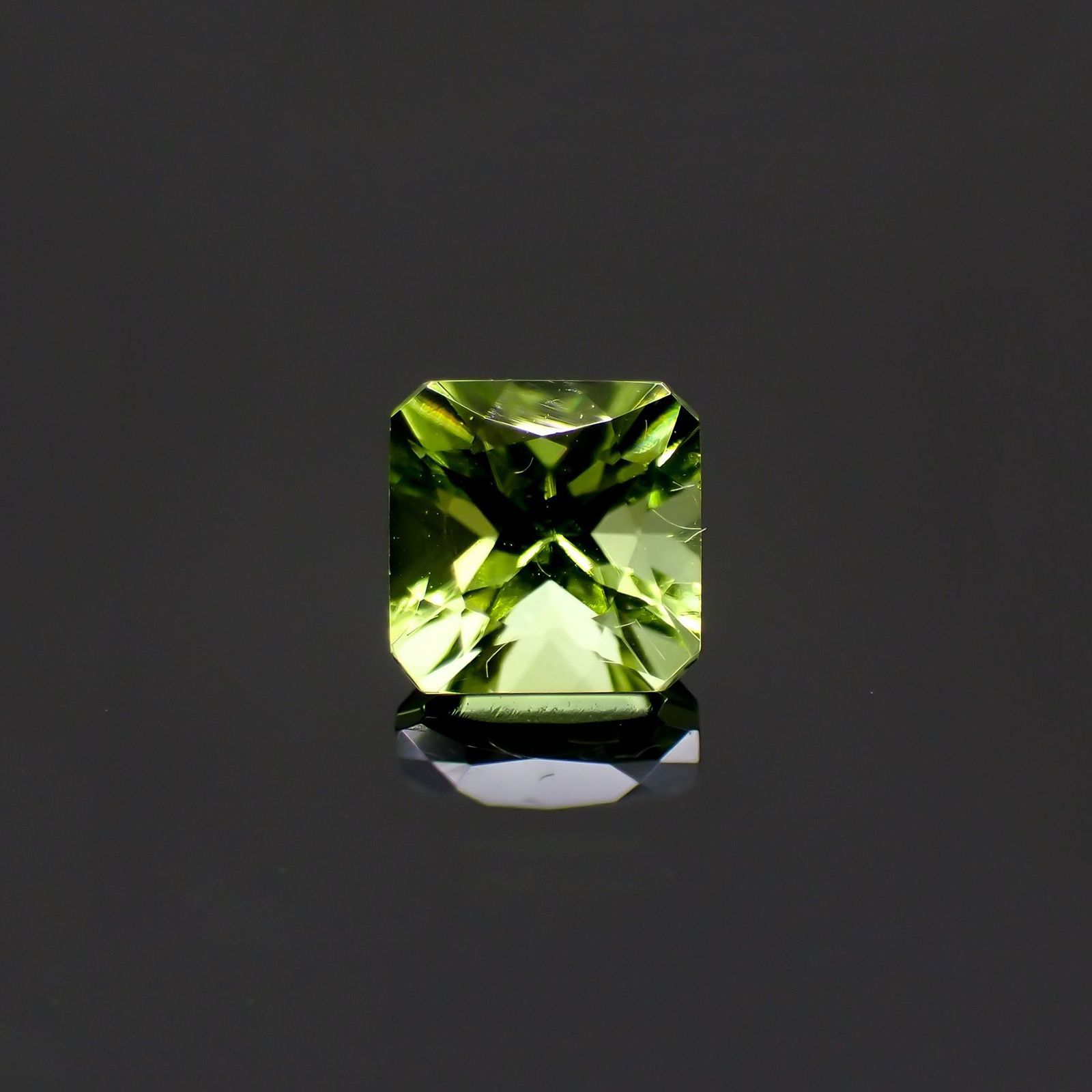 ペリドット(宝石名ペリドット) パキスタン産 識別済 0.81ct / 5.1x5.1mm前後 [260713486]