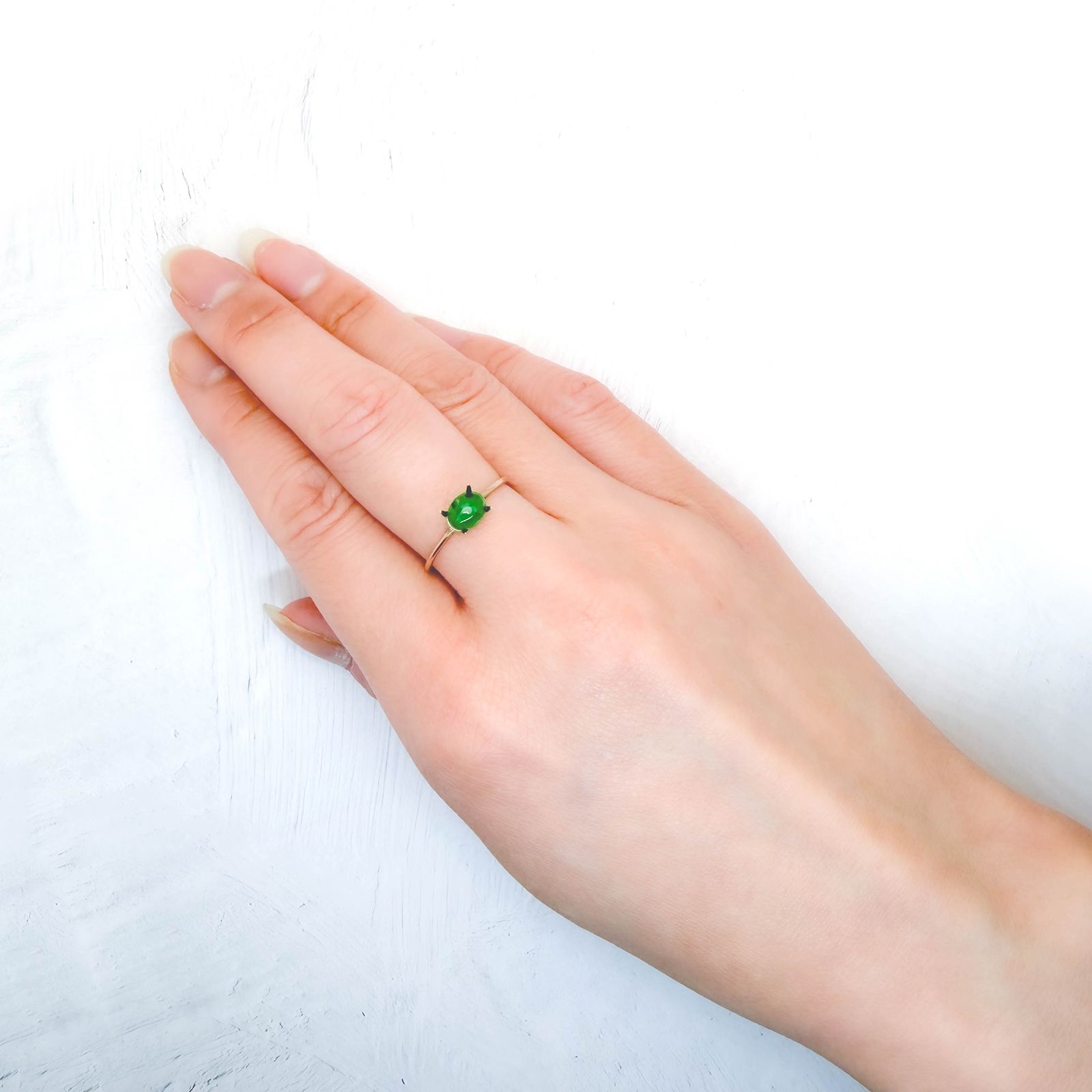 翡翠 ビルマ産 0.63ct / 6.2x4.9mm前後 [260532110]