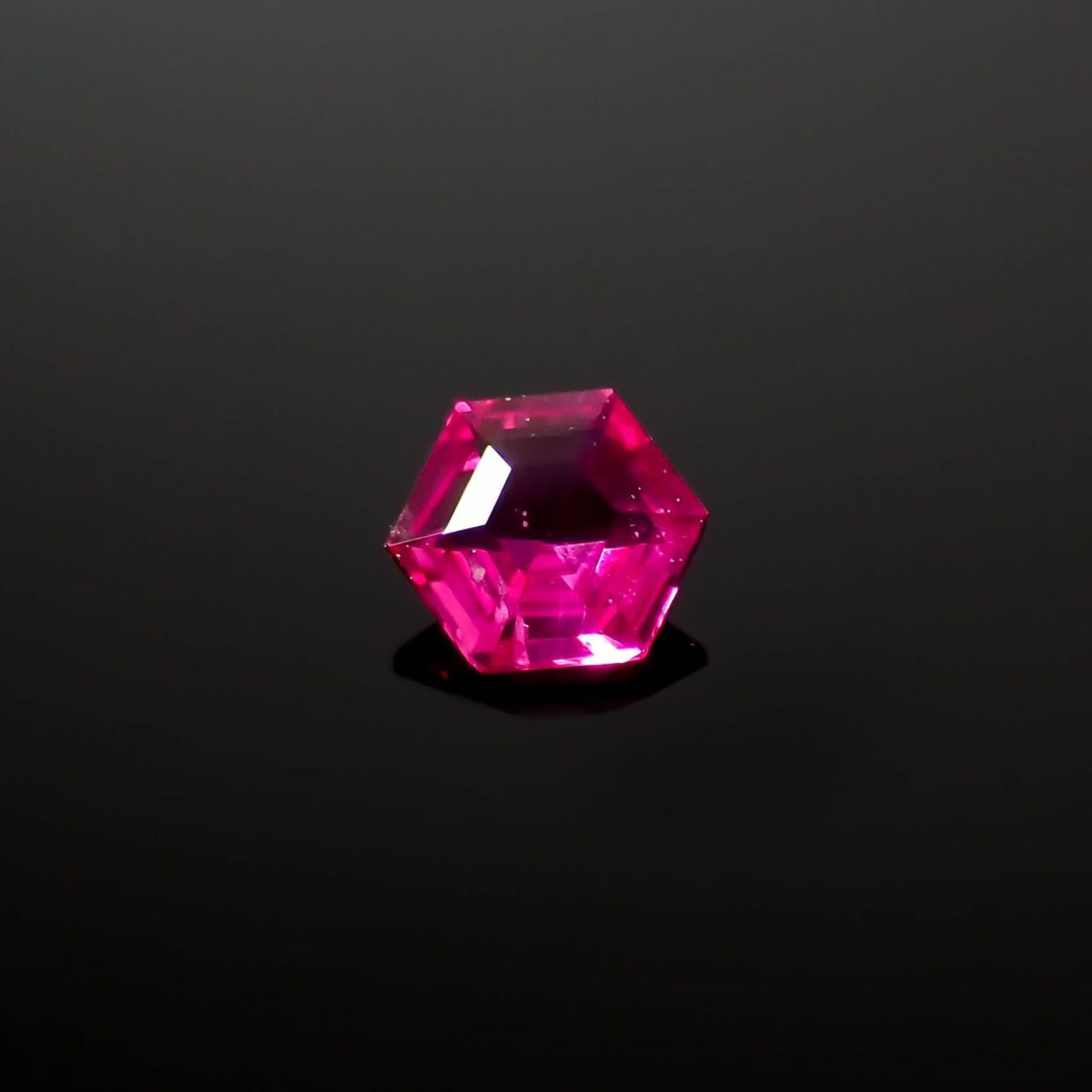 ◇ヘキサゴンカット◇ルビー 非加熱 モザンビーク産 0.13ct / 3x3mm前後 [240427104]