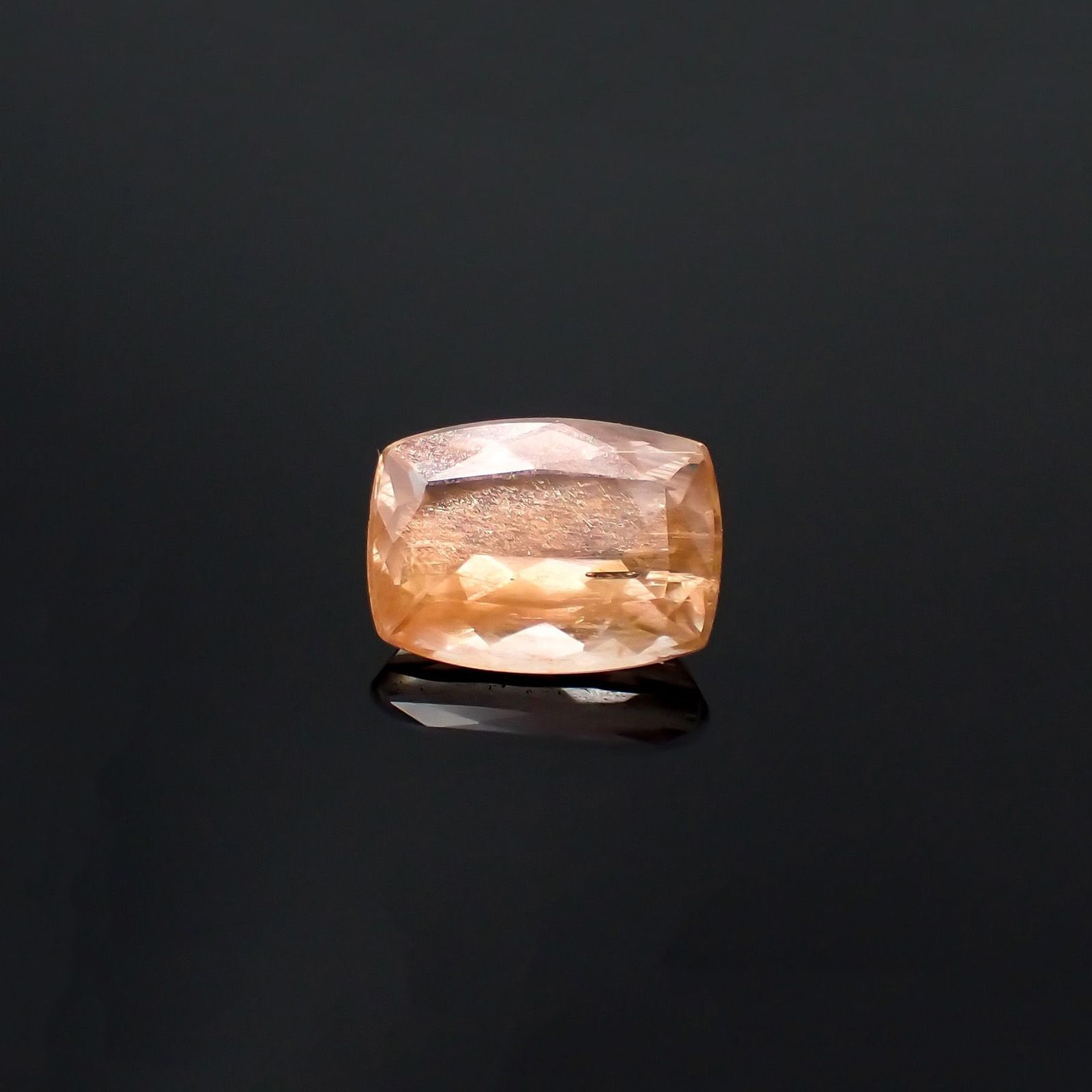 サンストーンスキャポライト(宝石名シーン・スキャポライト)タンザニア産 識別済 2.39ct / 10.1x7.4mm前後 [260819275]