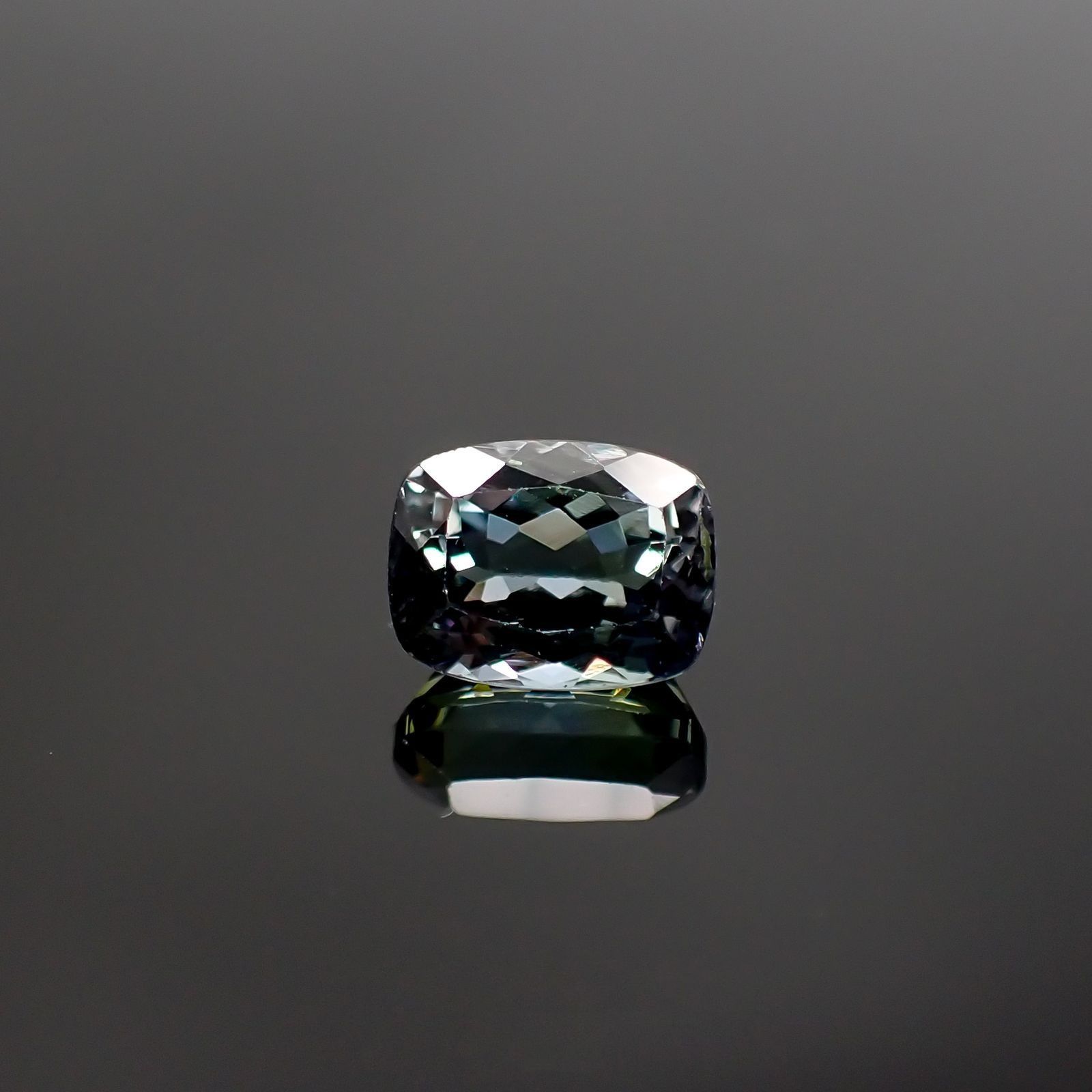パーティカラータンザナイト(宝石名タンザナイト) タンザニア産 ソ付(彩珠) 2.316ct / 8.3x6.3mm前後 [210711639]