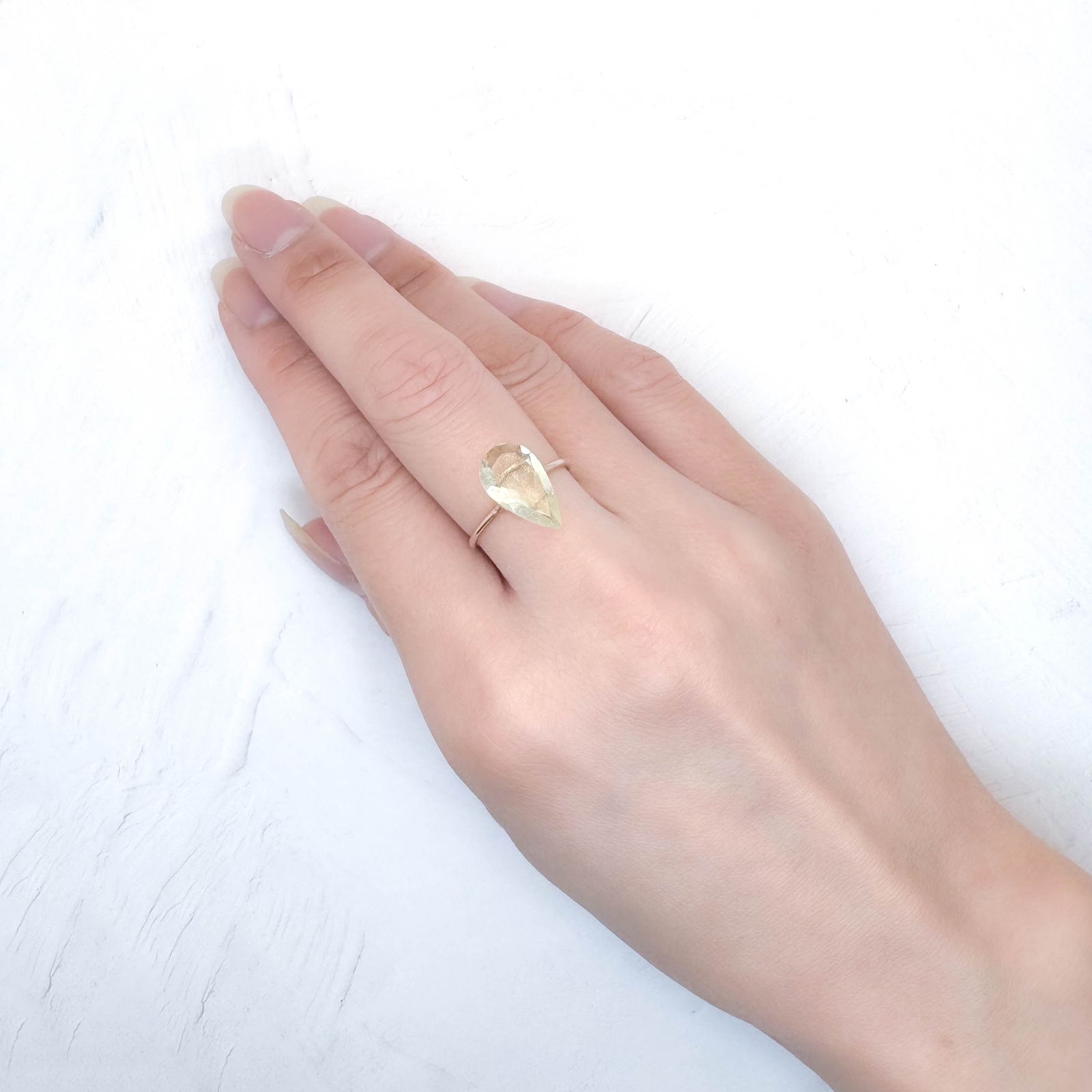 リビアングラス 発見地：エジプト・リビア砂漠 1.96ct / 13.9x8mm前後 [251131310]