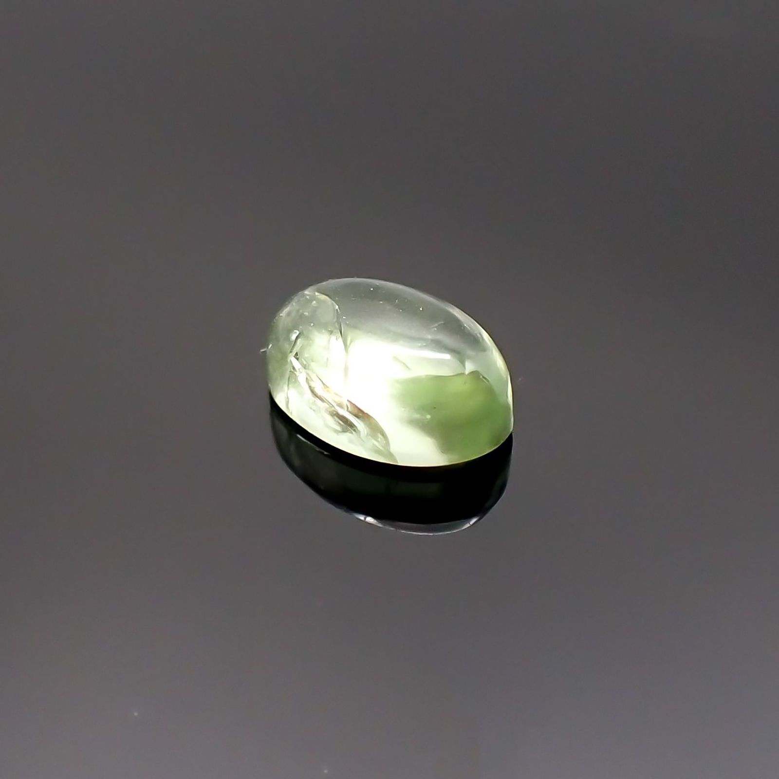 ミントガーネット(宝石名グロッシュラー・ガーネット)タンザニア産 識別済 0.71ct / 5.8x4mm前後 [220917749]