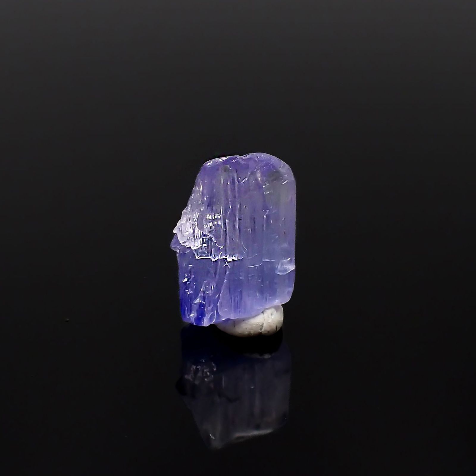 バイカラータンザナイト 原石(宝石名タンザナイト)タンザニア産 識別済 4.07ct / 11.2x7.9mm前後 [231224908]