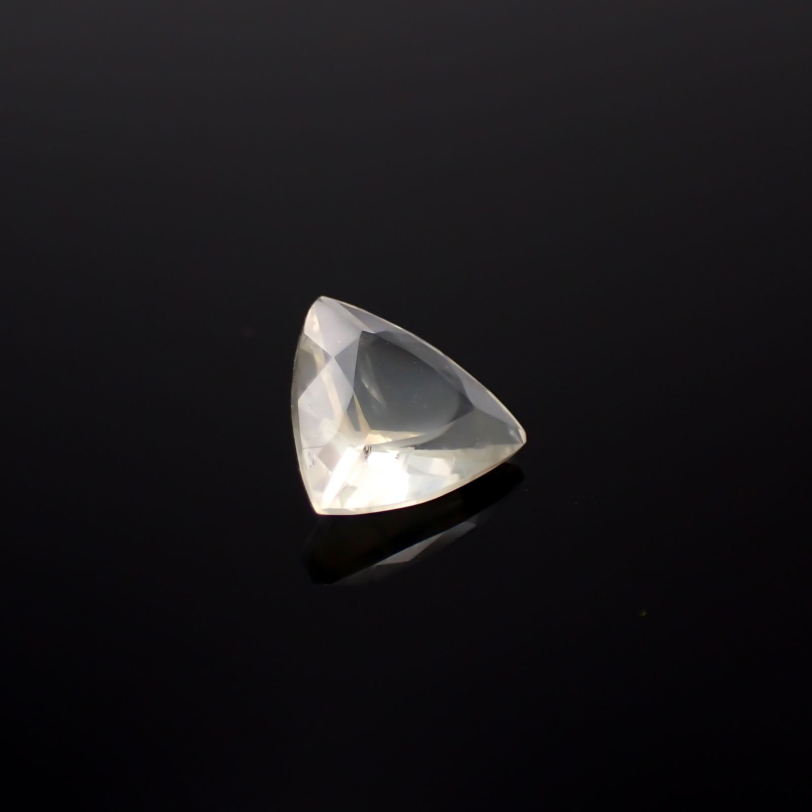 リューサイト(宝石名リューサイト)イタリア産 1.05ct 識別済[231225050]8x8.2mm前後