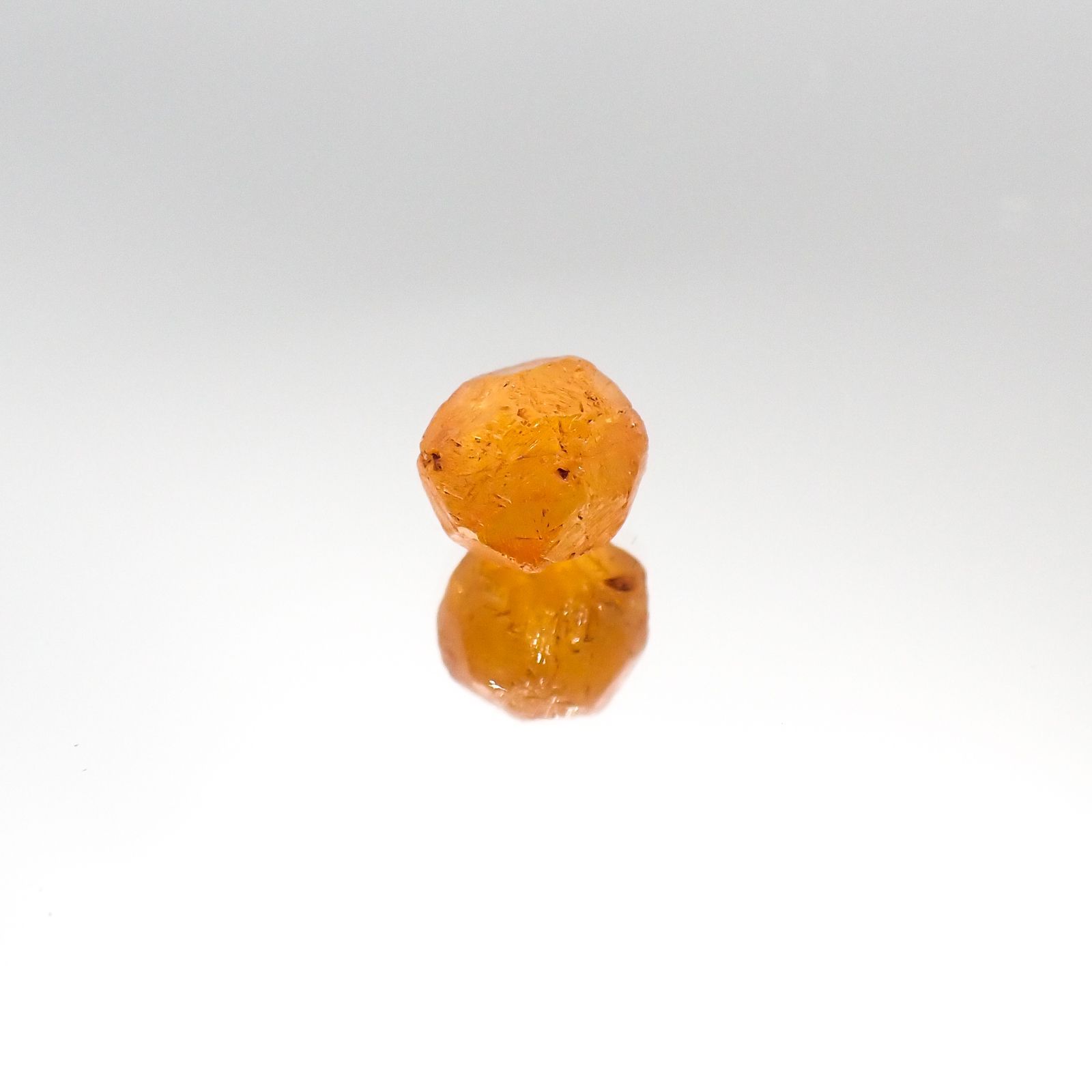 スペサルティンガーネット マンダリンオレンジカラー 原石(宝石名ガーネット)タンザニア産 4.53ct 識別済[230823123]8.1x7.6mm前後