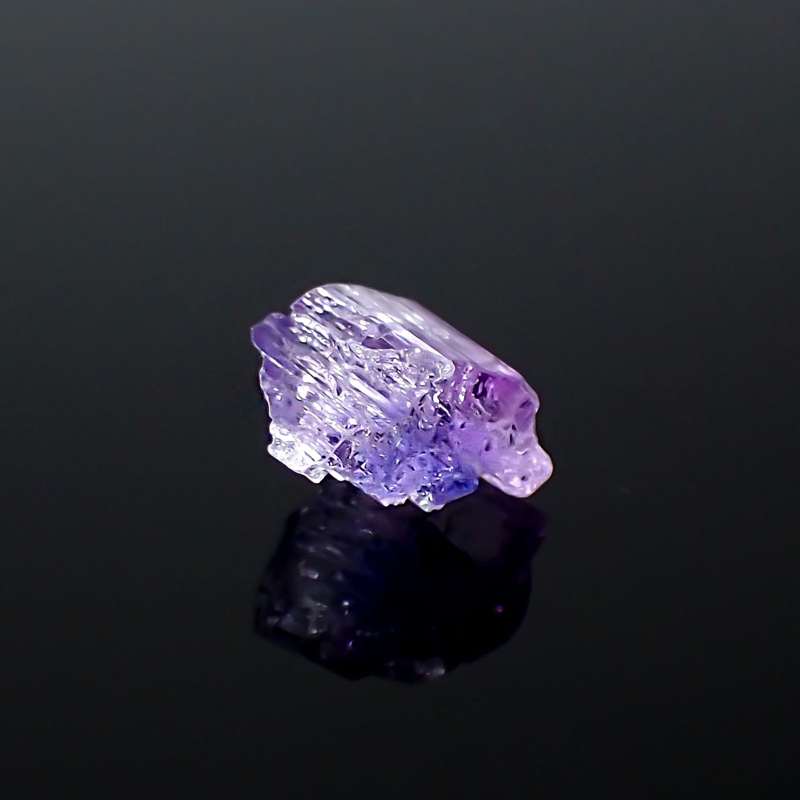 バイカラータンザナイト 原石 タンザニア産 3.52ct / 10.1x8.9mm前後 [260424985]
