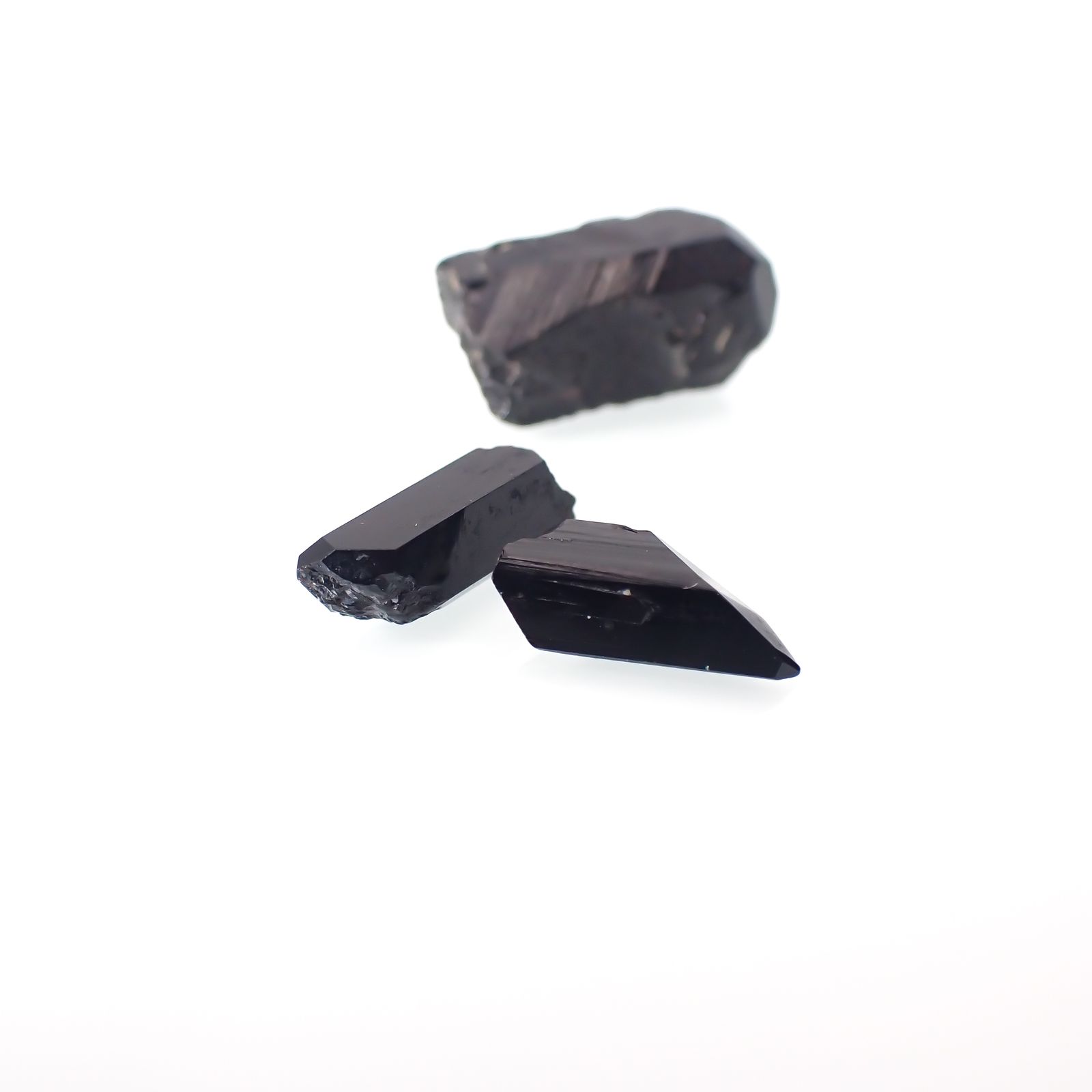 ネプチュナイト 原石 3個セット アメリカ・カリフォルニア州産 7.75ct(3pcs合計)[230622308]9.2-12.7x3.0-7.4mm前後