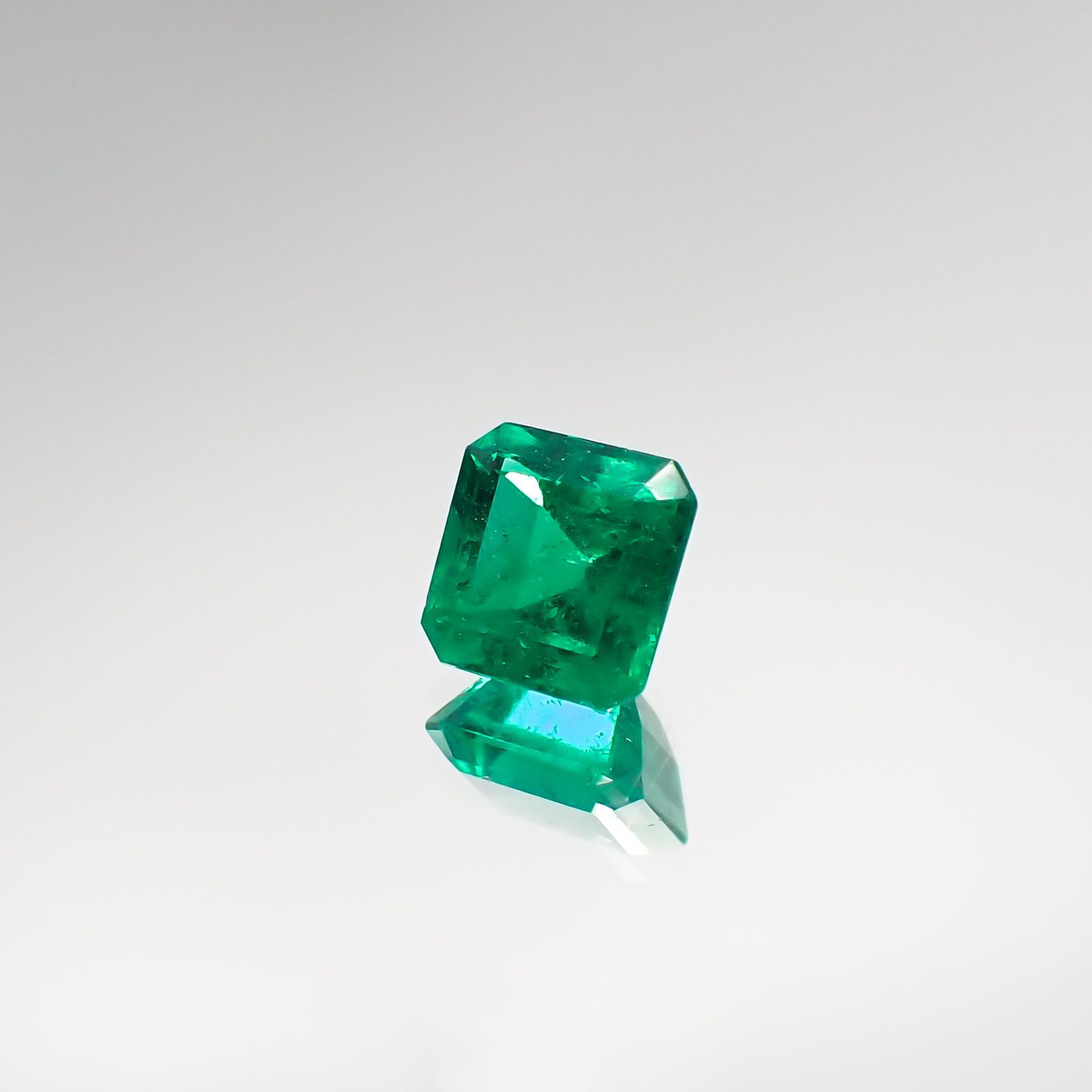 エメラルド(宝石名エメラルド) コロンビア産 0.714ct ソ付(彩珠)[210711709]5.3×5.2mm前後