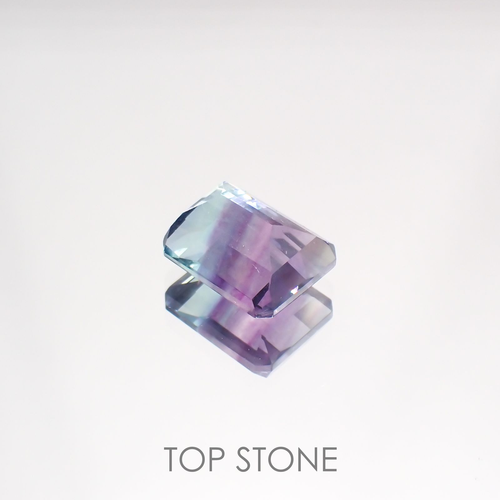 パーティカラーフローライト(宝石名フルオライト)ブラジル産 5.87ct 識別済[220115078]11x9mm前後