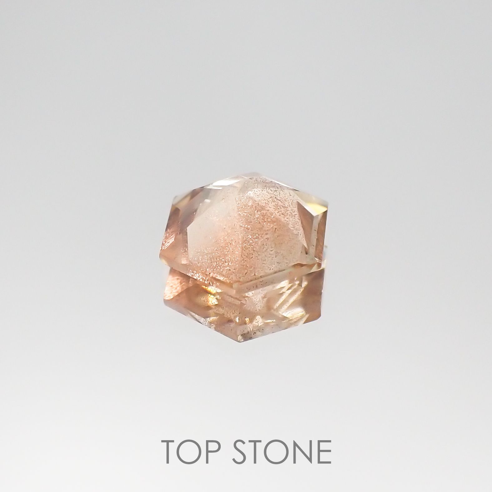 ◇ヘキサゴンカット◇オレゴンサンストーンSA(宝石名ラブラドライト) アメリカ・オレゴン州産 0.67ct 識別済[210610970]6×5.9mm前後