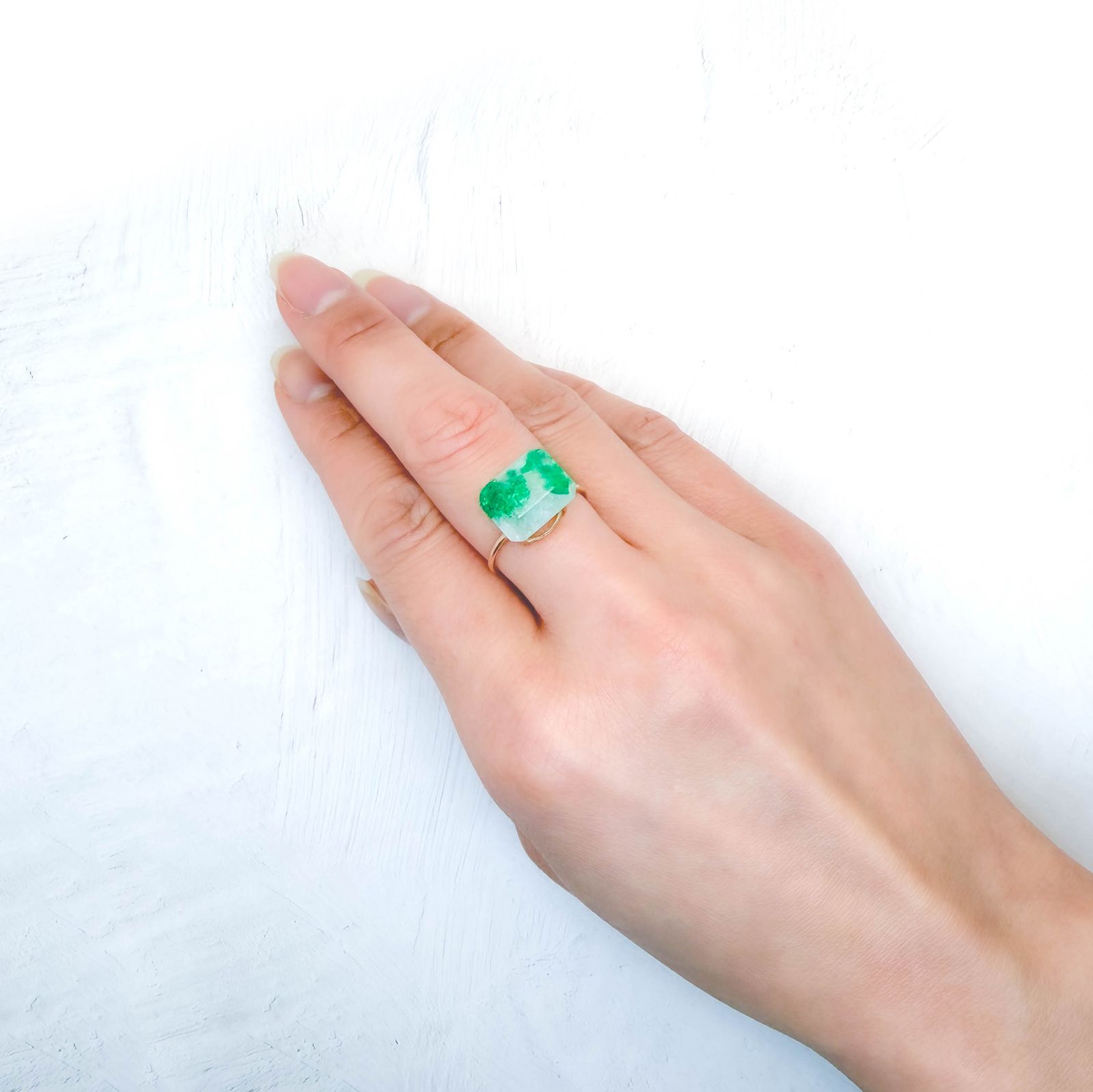 エメラルドインクォーツ パキスタン産 5.83ct / 12.4x9.8mm前後 [260231654]