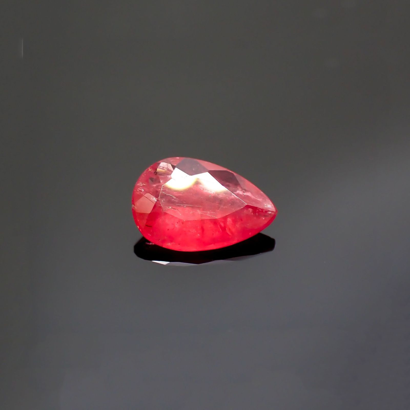 ロードナイト(宝石名ロードナイト)ブラジル産 識別済 1.35ct / 9.5x6.4mm前後 [220114021]