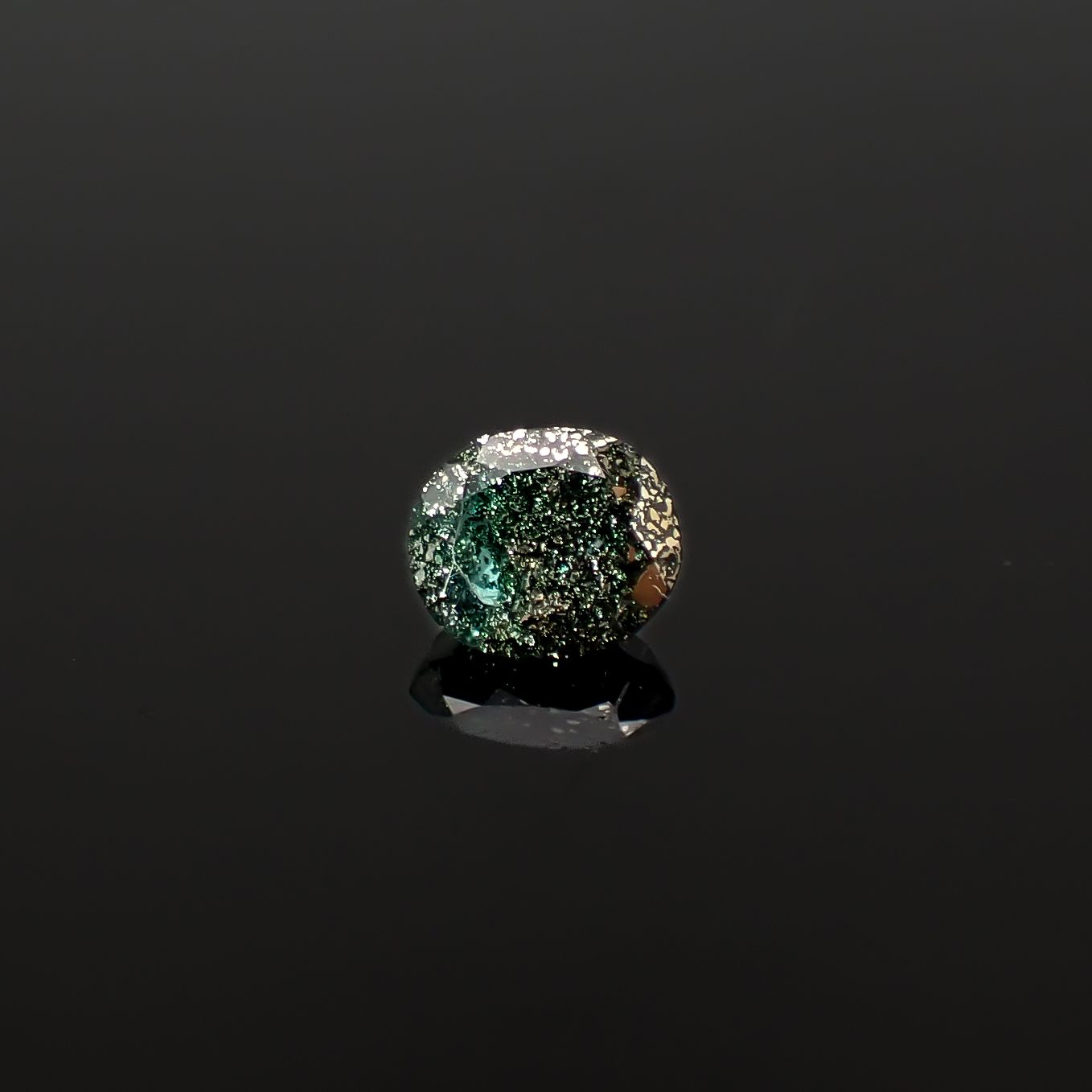 パイライトインエメラルド コロンビア産 0.48ct / 5.3x4.4mm前後 [260532122]