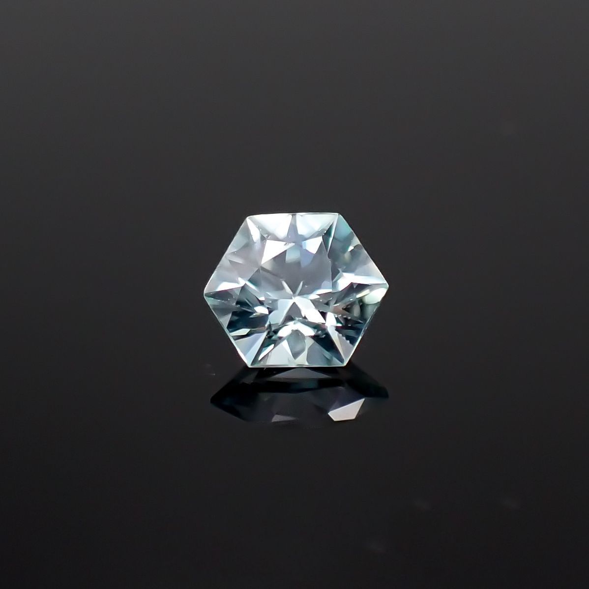 ◇ヘキサゴンカット◇アイスブルージルコン(宝石名ジルコン)カンボジア産 0.76ct 識別済[230320854]4.8x4.8mm前後