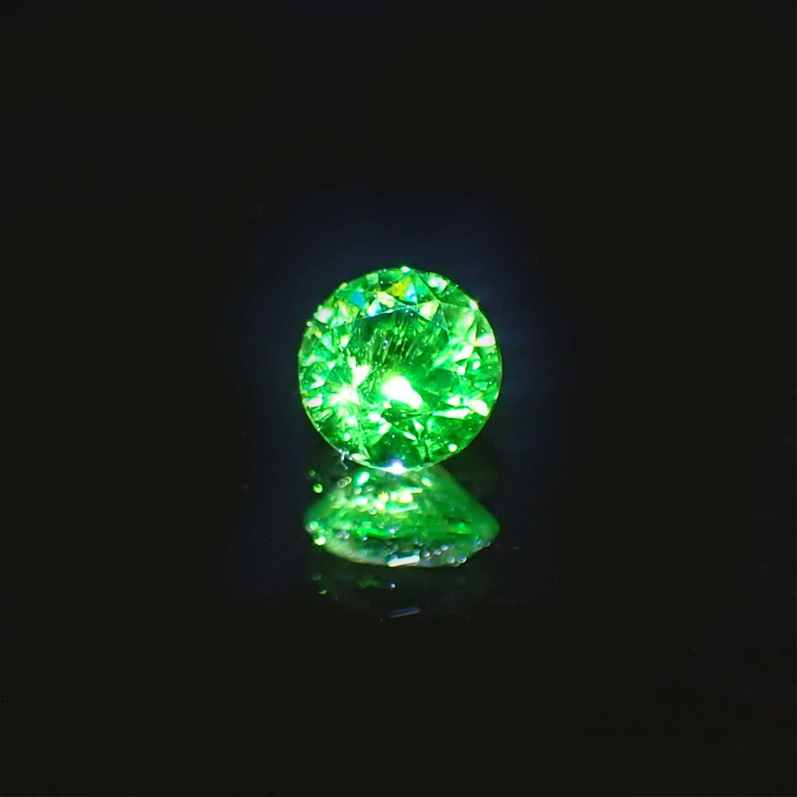 デマントイドガーネット(宝石名デマントイド・ガーネット)  ロシア産 0.139ct ソ付(彩珠)[210410509]3×3mm前後