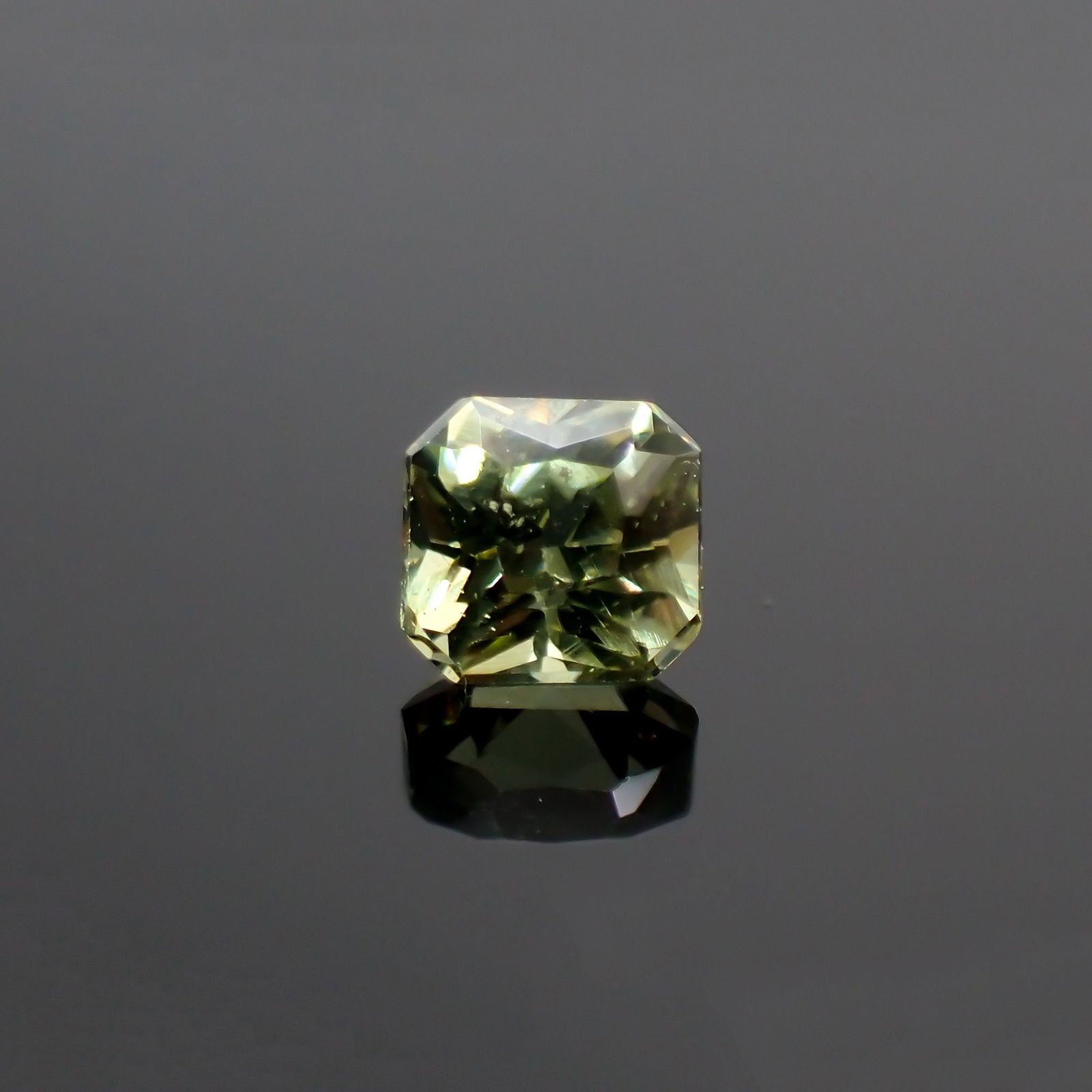 デマントイドガーネット(宝石名デマントイド・ガーネット) ナミビア産 0.17ct 識別済[210912792]2.9×2.9mm前後