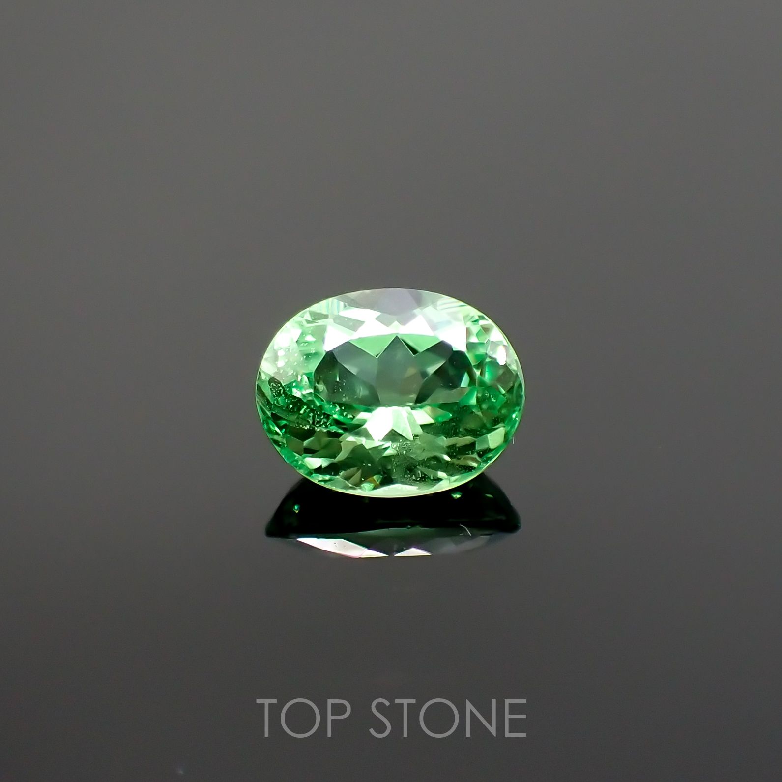 ミントガーネット(宝石名グリーン グロッシュラー・ガーネット) タンザニア産 0.602ct ソ付(彩珠)[210711926]5.7×4.4mm前後