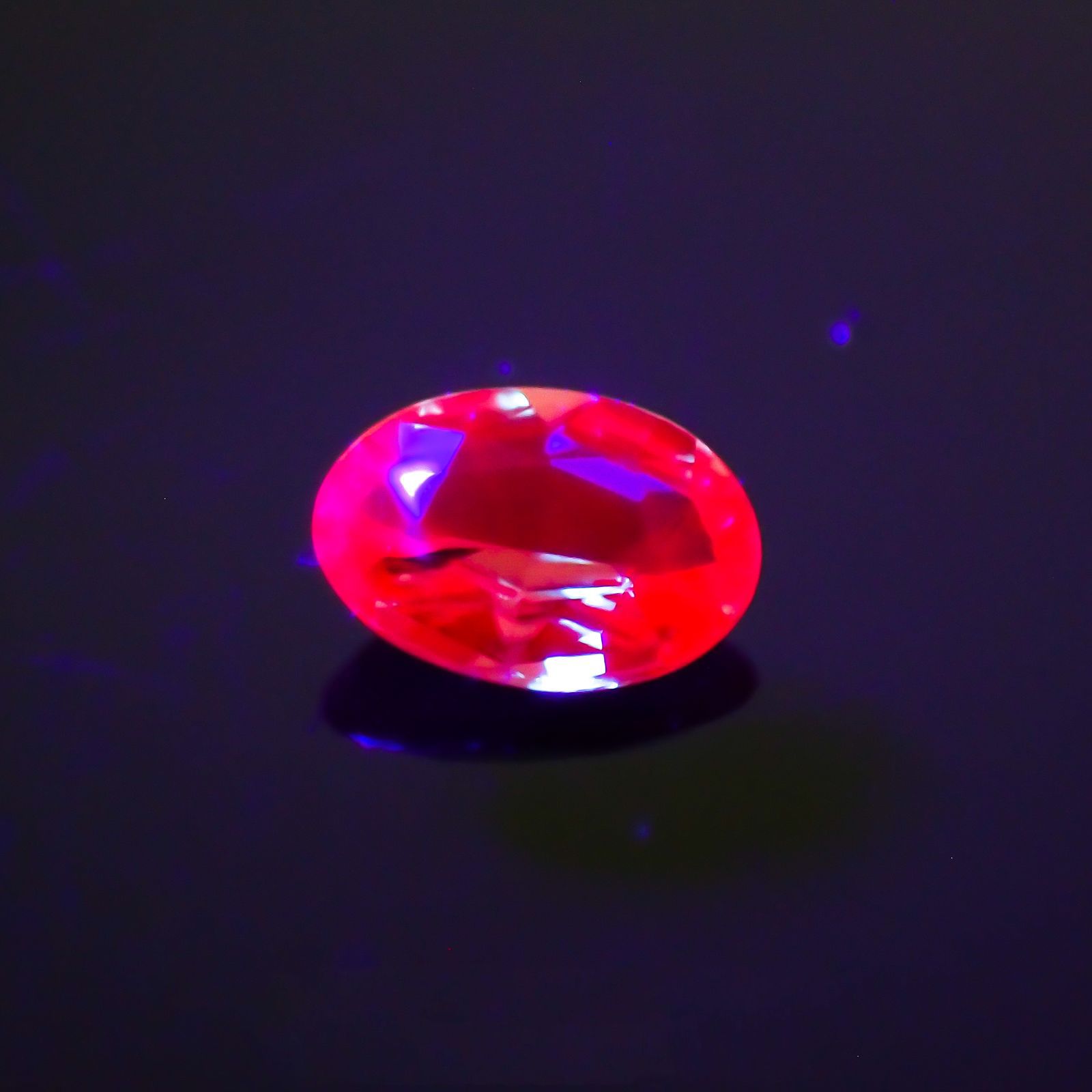 アレキサンドライト(宝石名アレキサンドライト)ブラジル産/EmeraldMains社製 0.120ct ソ付(彩珠)[220113813]3.7x2.6mm前後
