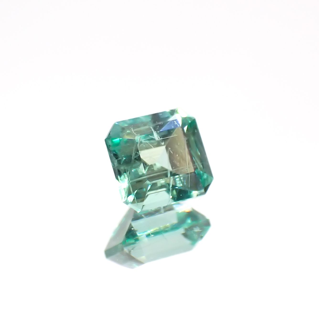 ノンオイル エメラルド ロシア産 0.24ct[230421687]3.7x3.5mm前後