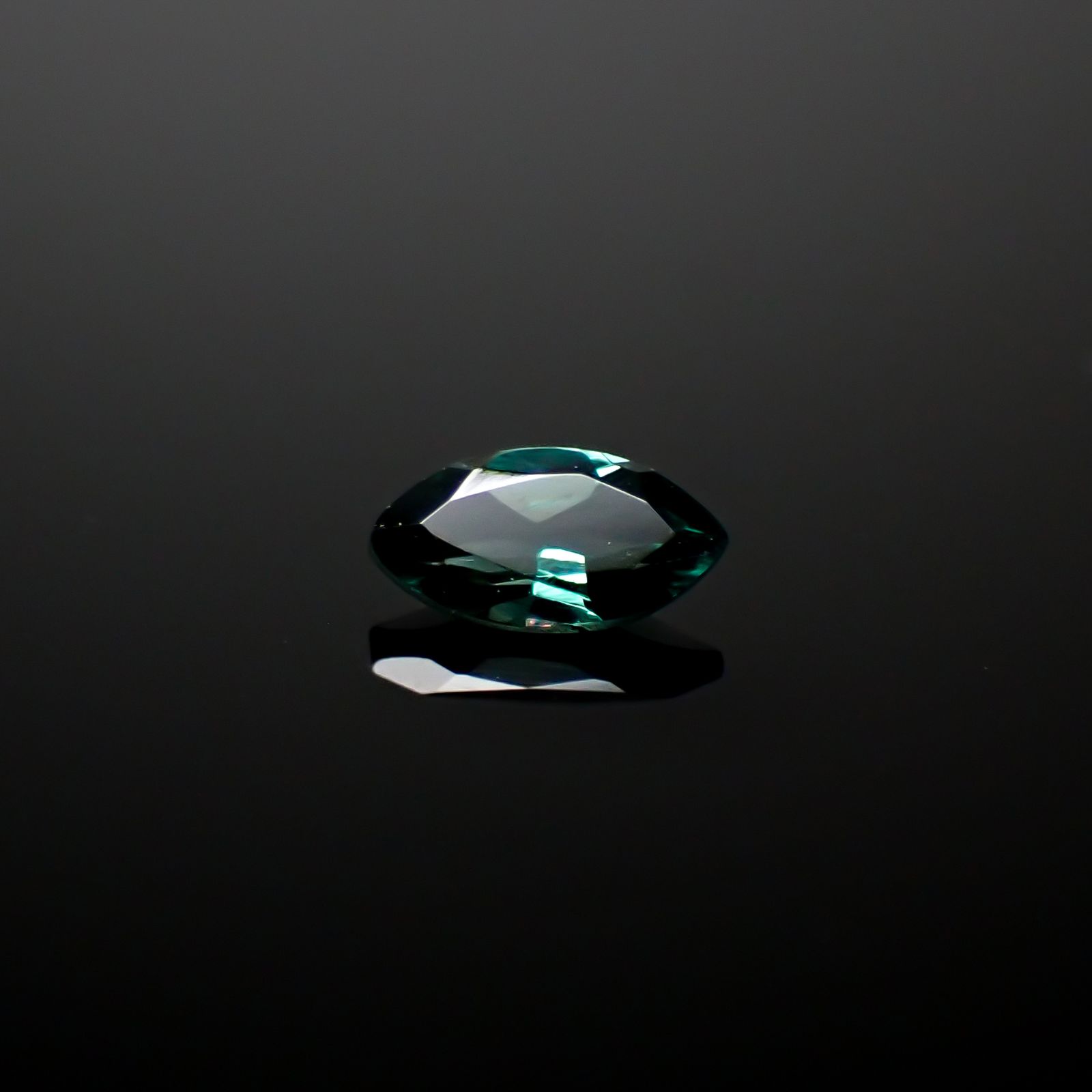 ベキリーブルーガーネット（カラーチェンジガーネット アレキタイプ） マダガスカル・ベキリー産 0.19ct[240628284]5x2.6mm前後