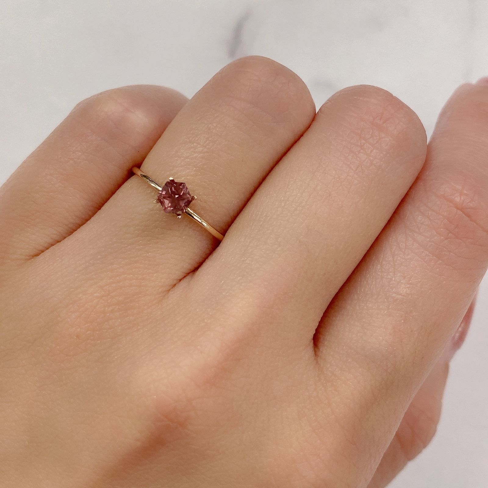 ◇ヘキサゴンカット◇カラーシフト マラヤガーネットSA(宝石名ガーネット) タンザニア産 0.45ct 識別済[210210092]4.1×4mm前後