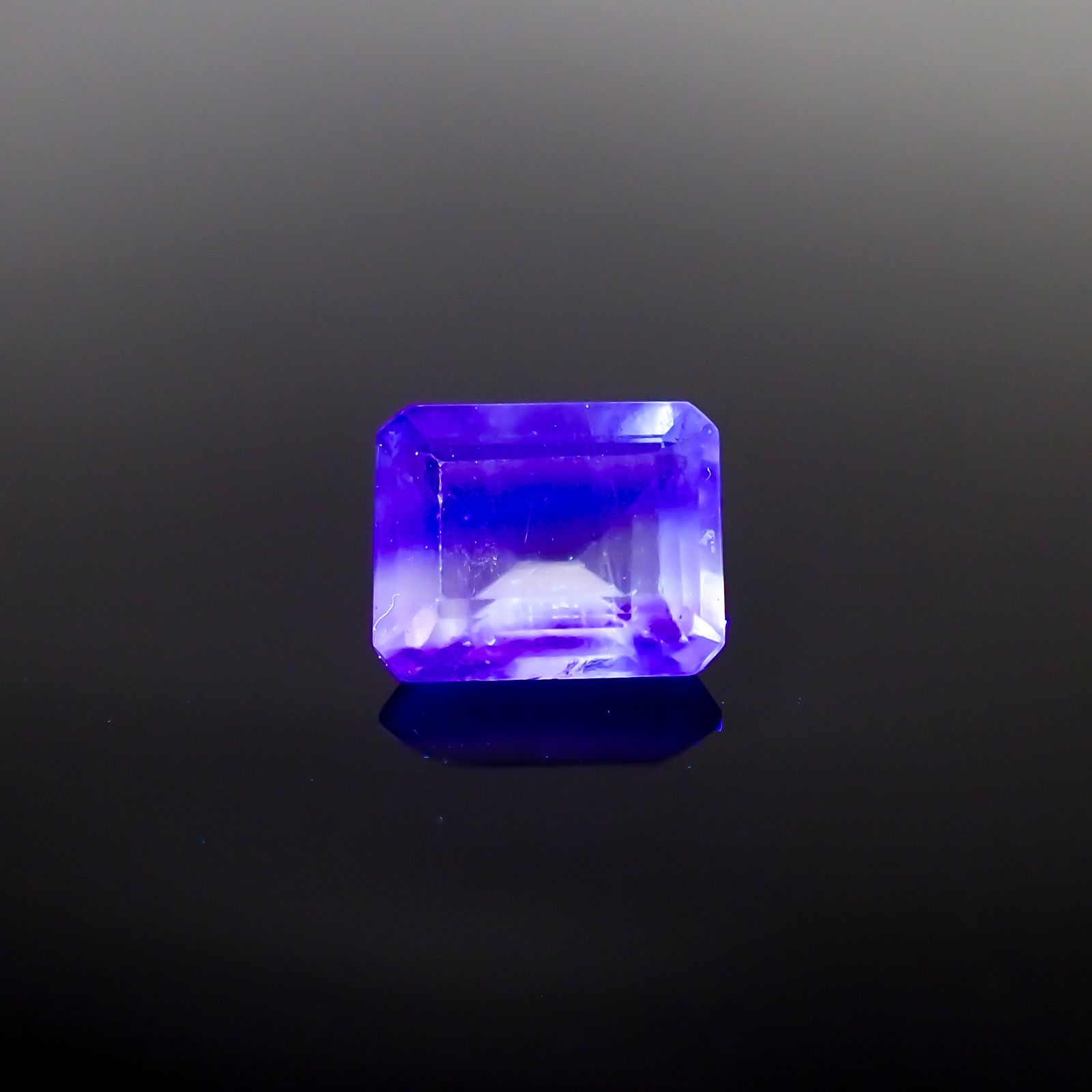 バイカラーフローライト フルオレッセンス ブラジル産 3.57ct[230722974]9.8x8mm前後